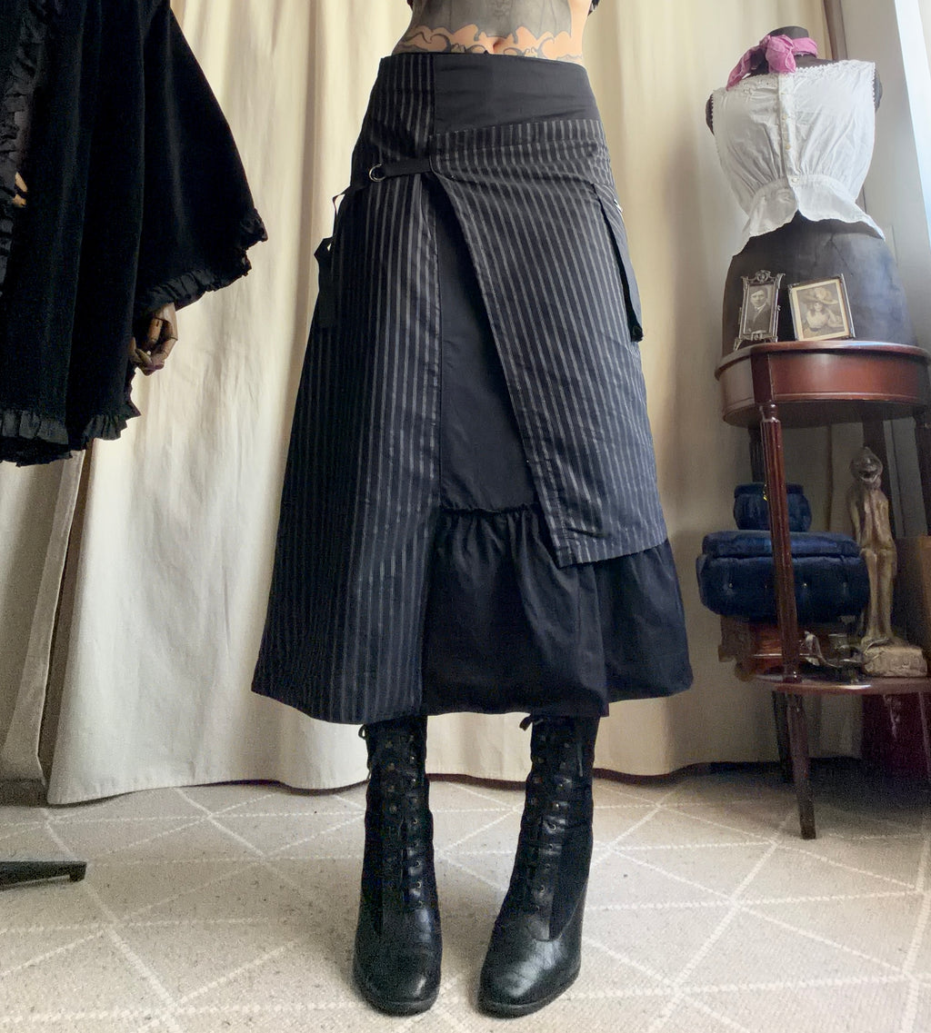 Jupe noire portefeuille rayée à anneaux métalliques style avant garde goth - taille M/L