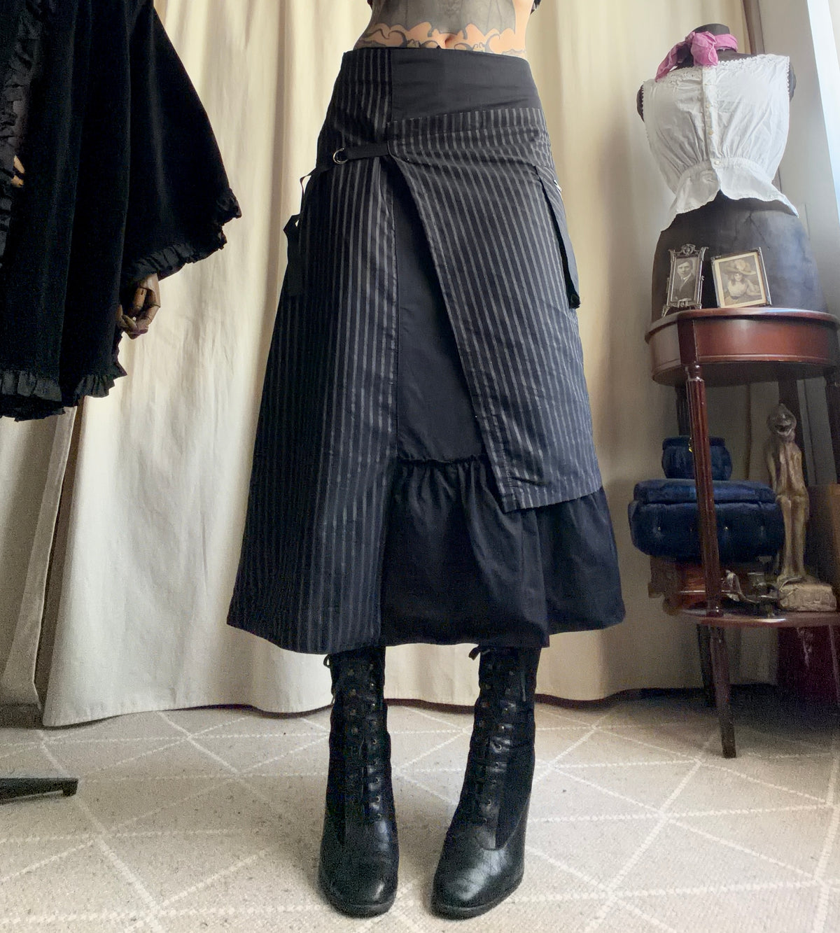 Jupe noire portefeuille rayée à anneaux métalliques style avant garde goth - taille M/L