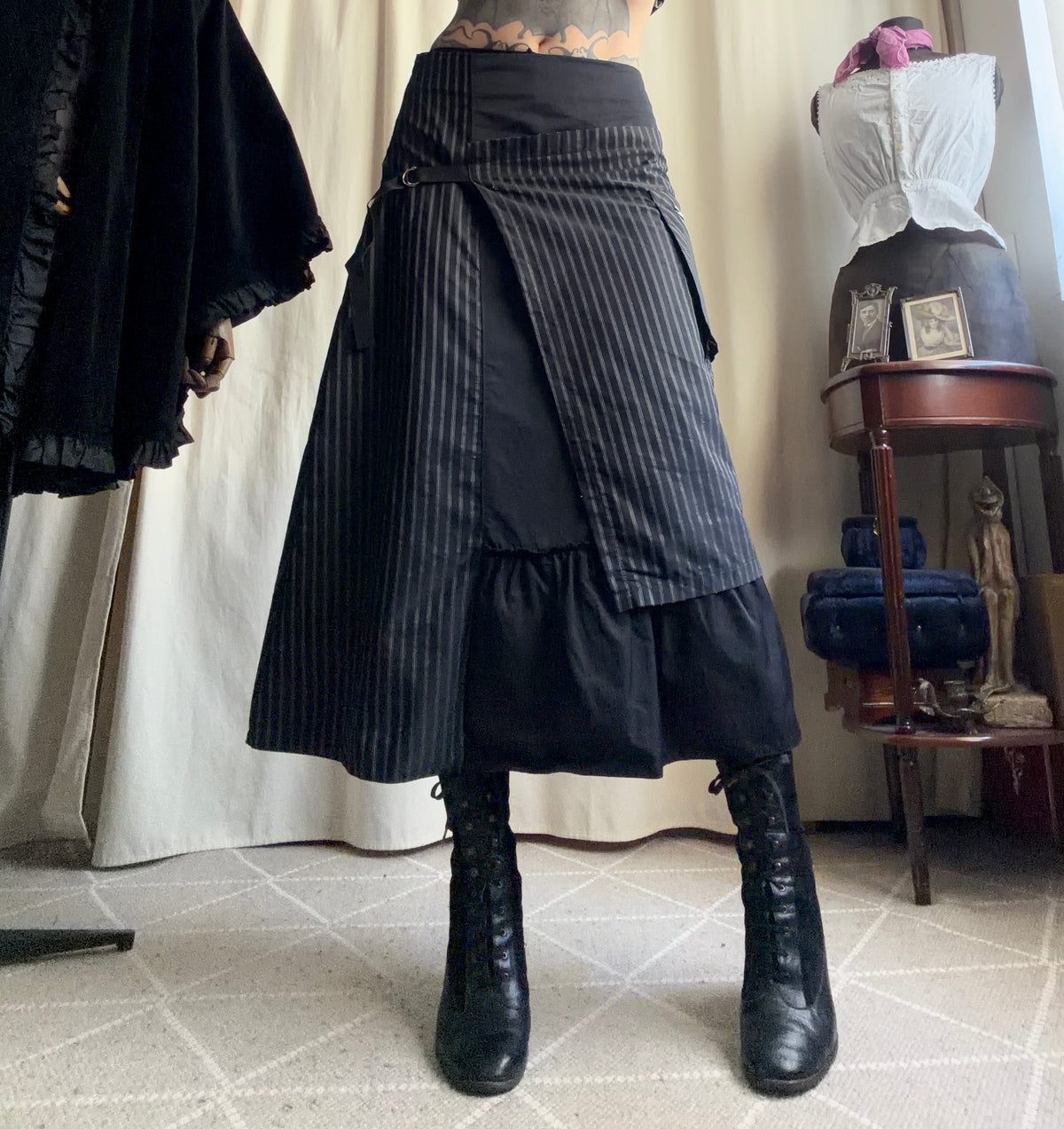 Jupe noire portefeuille rayée à anneaux métalliques style avant garde goth - taille M/L