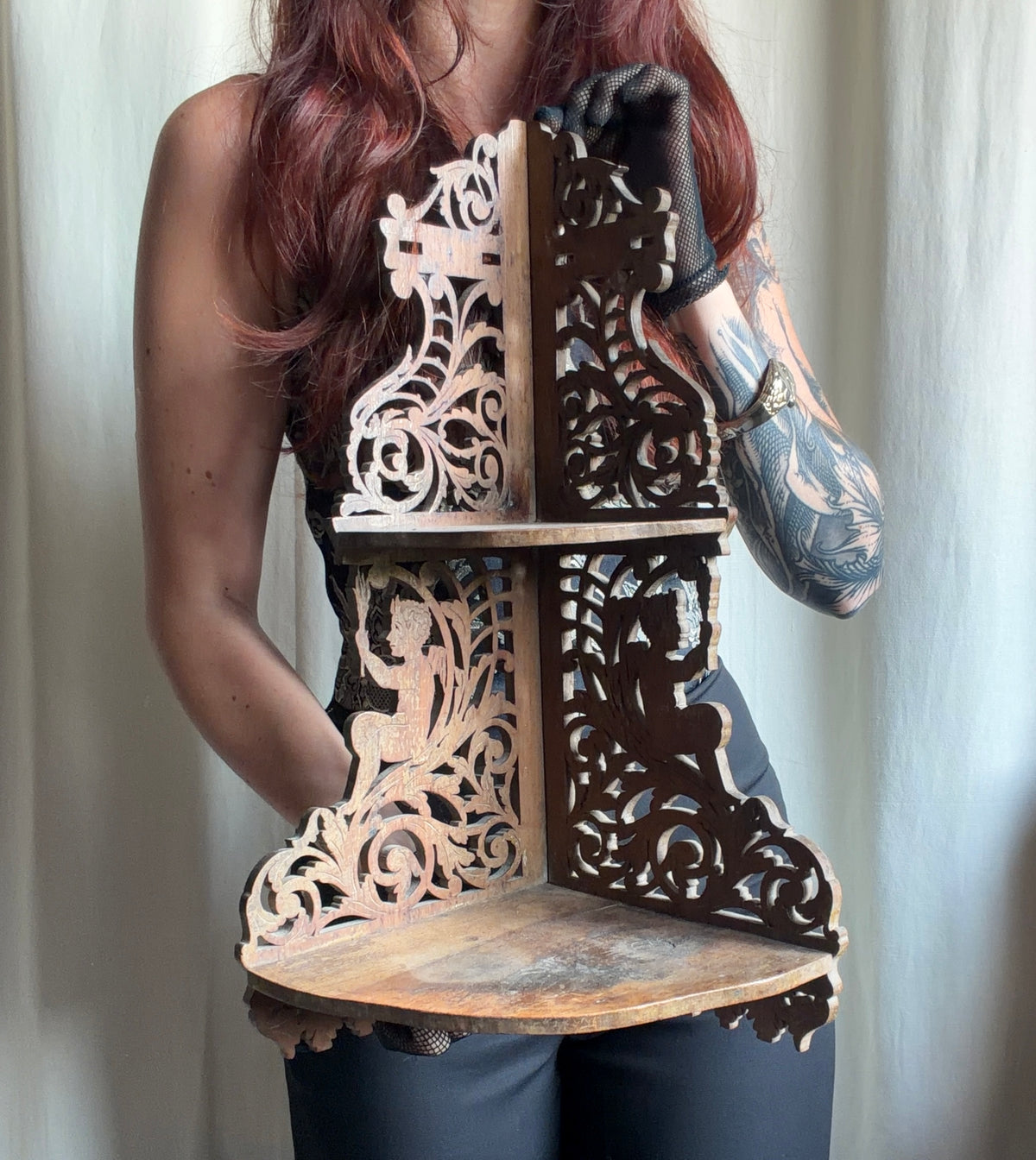 Étagère murale d’angle vintage en bois sculpté ajouré avec décor floral gothique