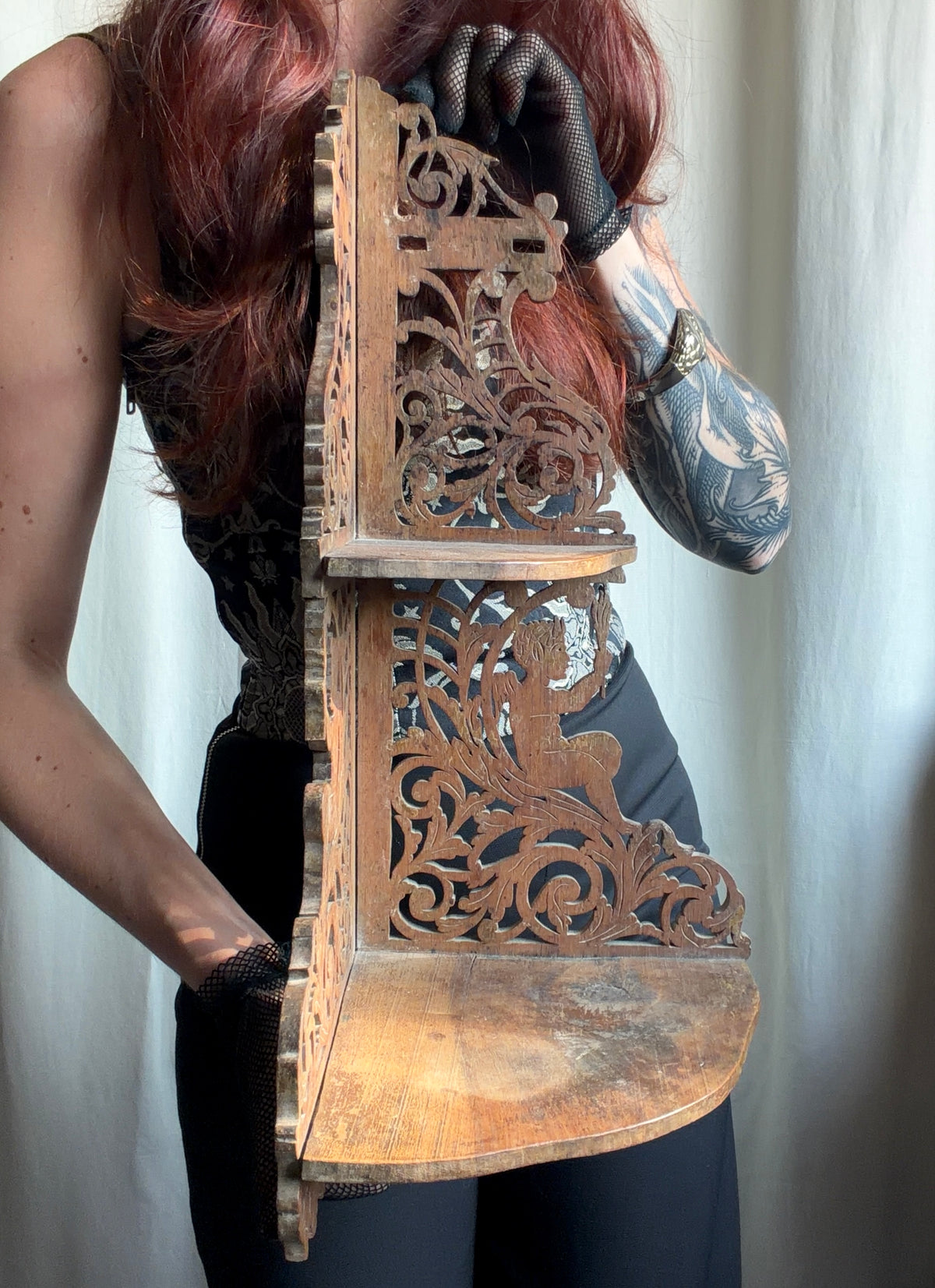 Étagère murale d’angle vintage en bois sculpté ajouré avec décor floral gothique