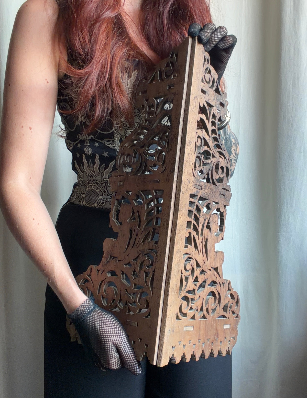 Étagère murale d’angle vintage en bois sculpté ajouré avec décor floral gothique