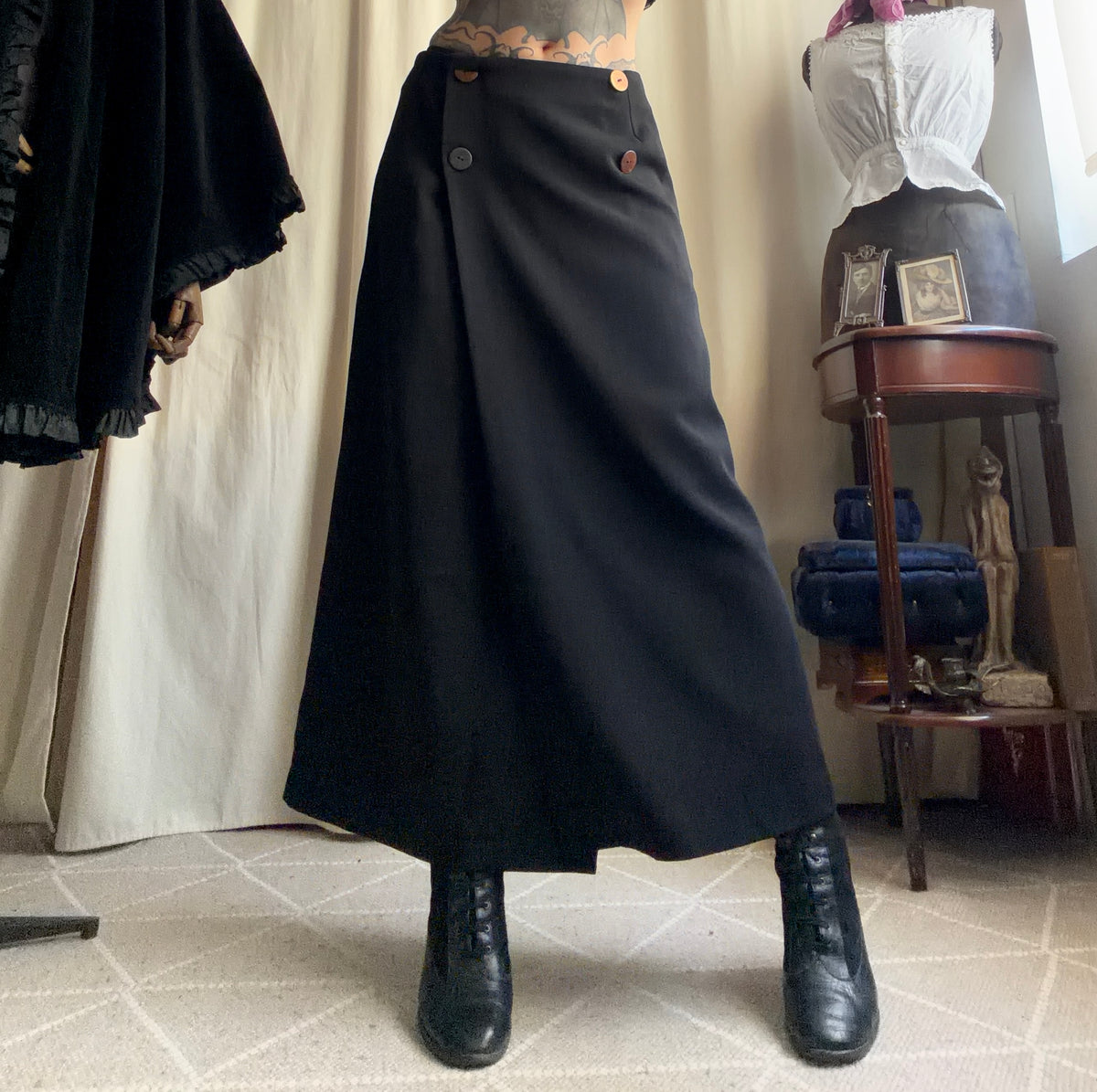 Jupe maxi noire taille haute à boutons style minimal goth - taille L/XL