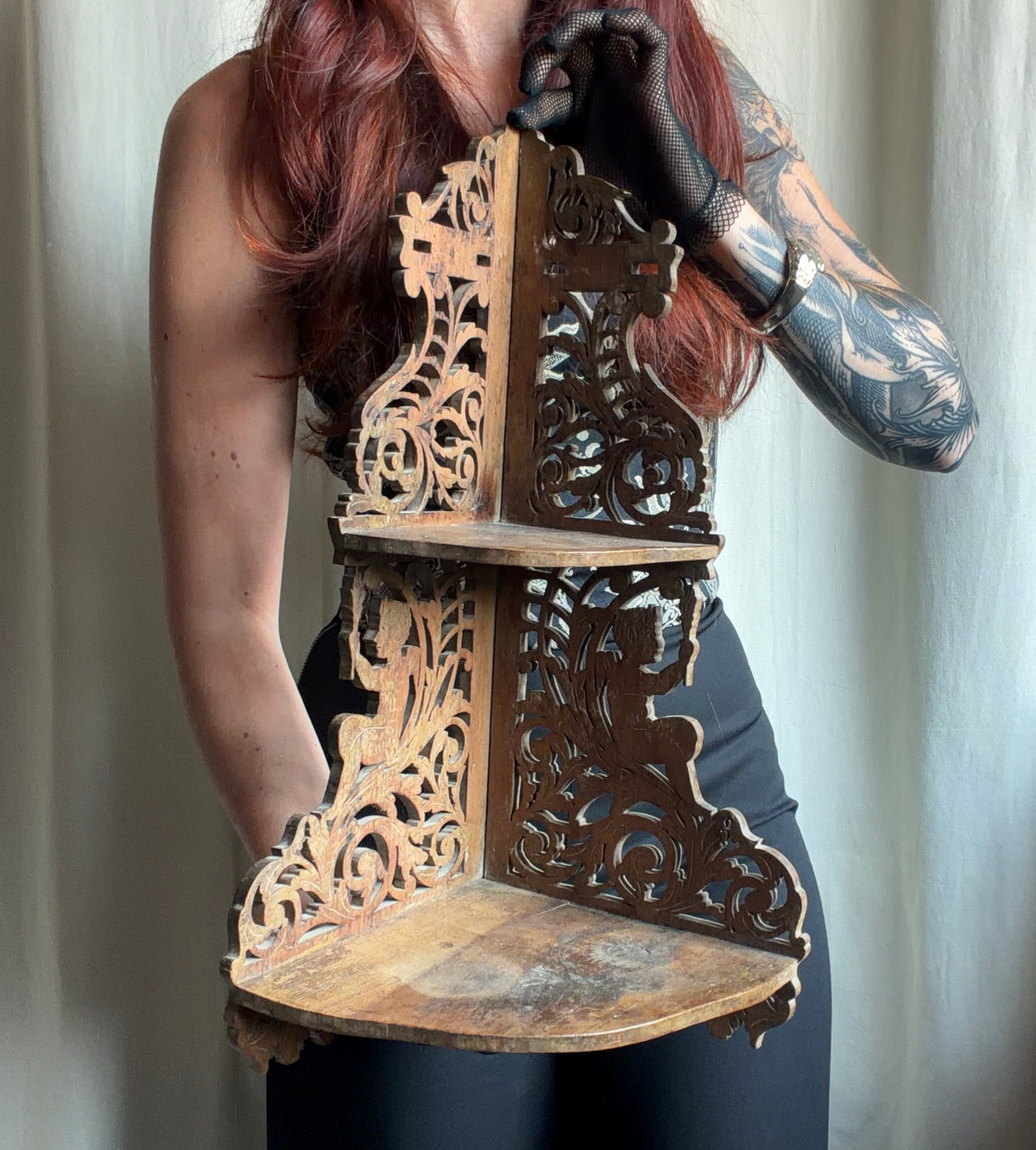 Étagère murale d’angle vintage en bois sculpté ajouré avec décor floral gothique