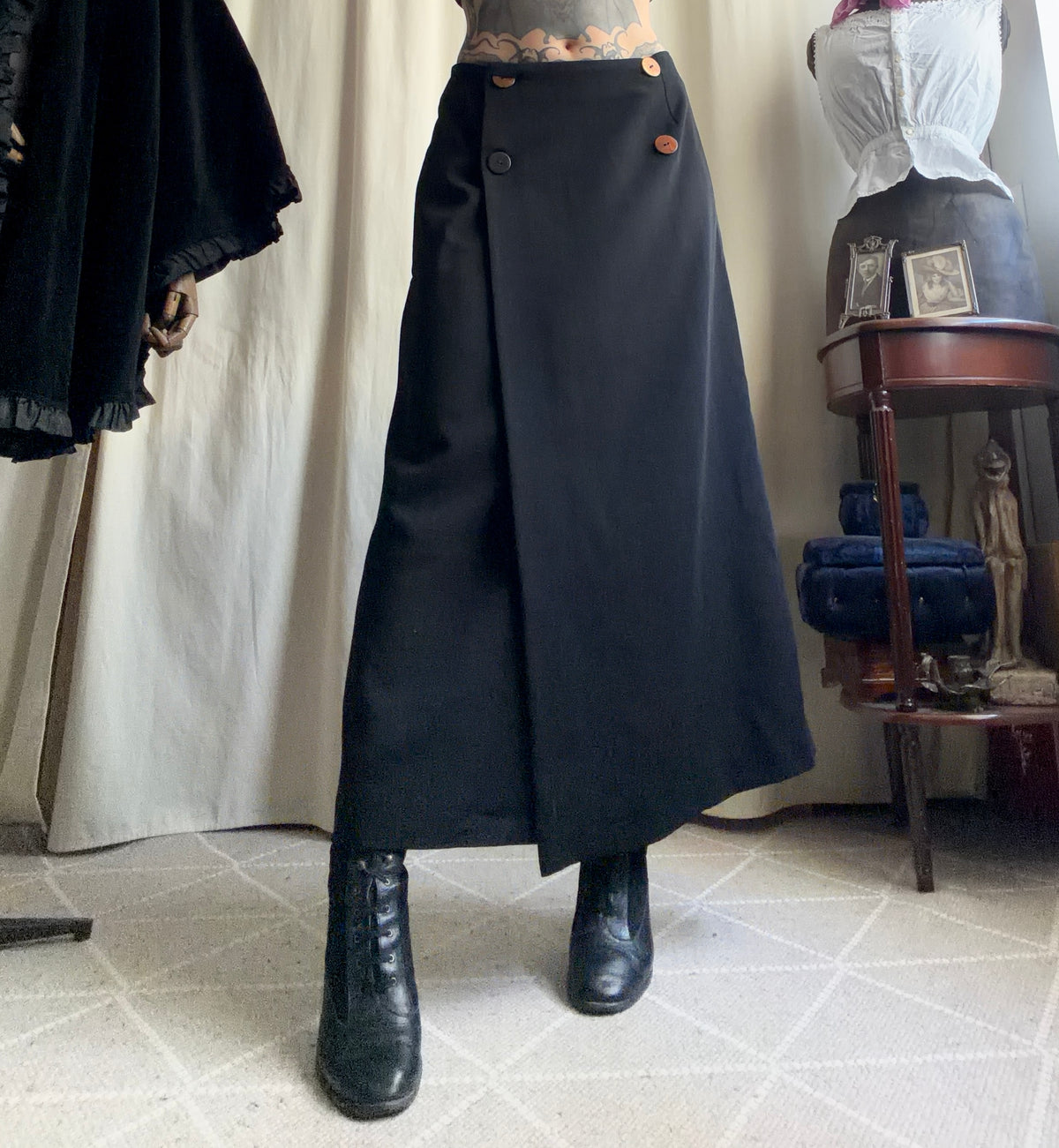 Jupe maxi noire taille haute à boutons style minimal goth - taille L/XL