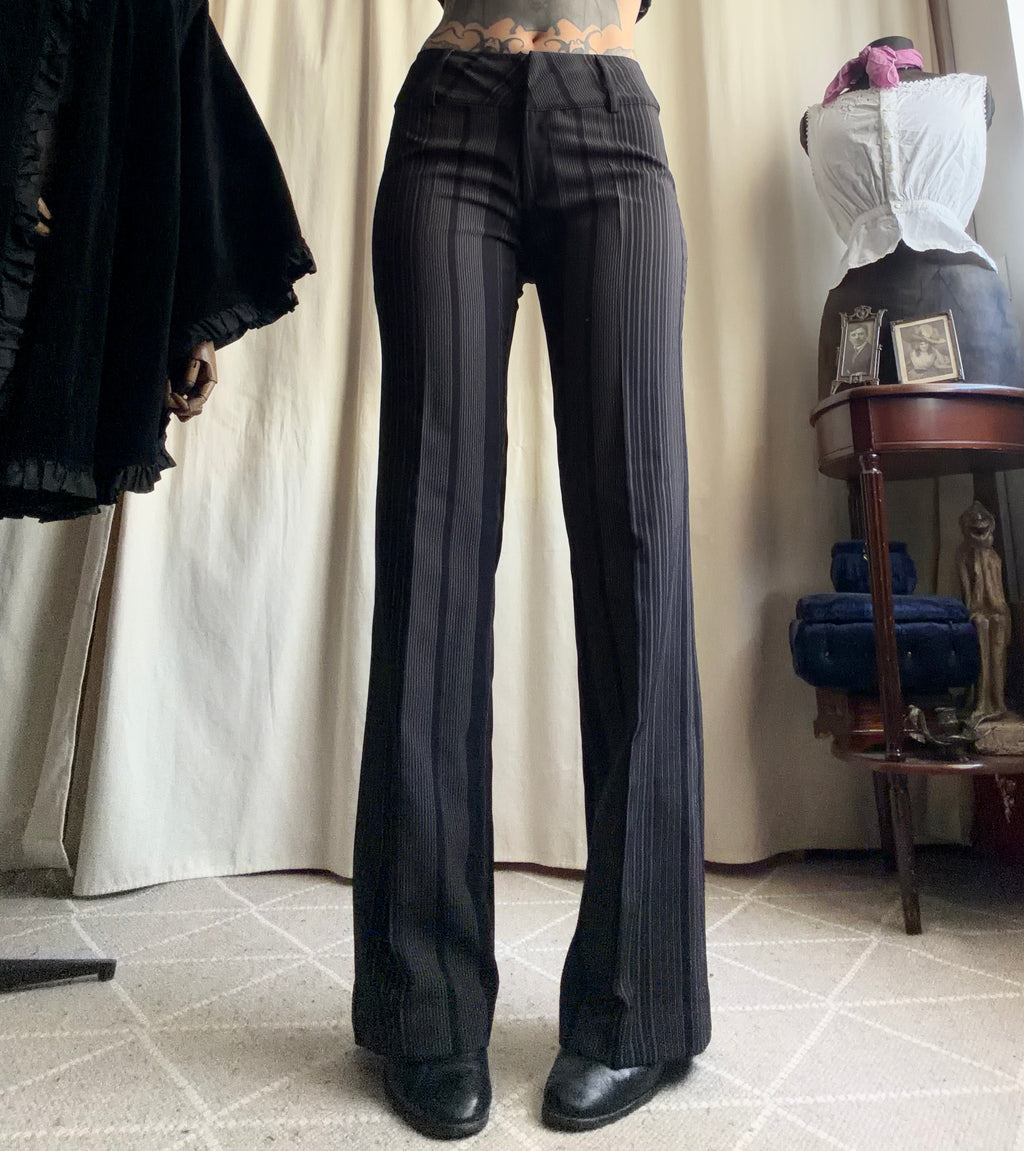 Pantalon noir à fines rayures grises coupe flare style office siren corporate goth - taille S/M