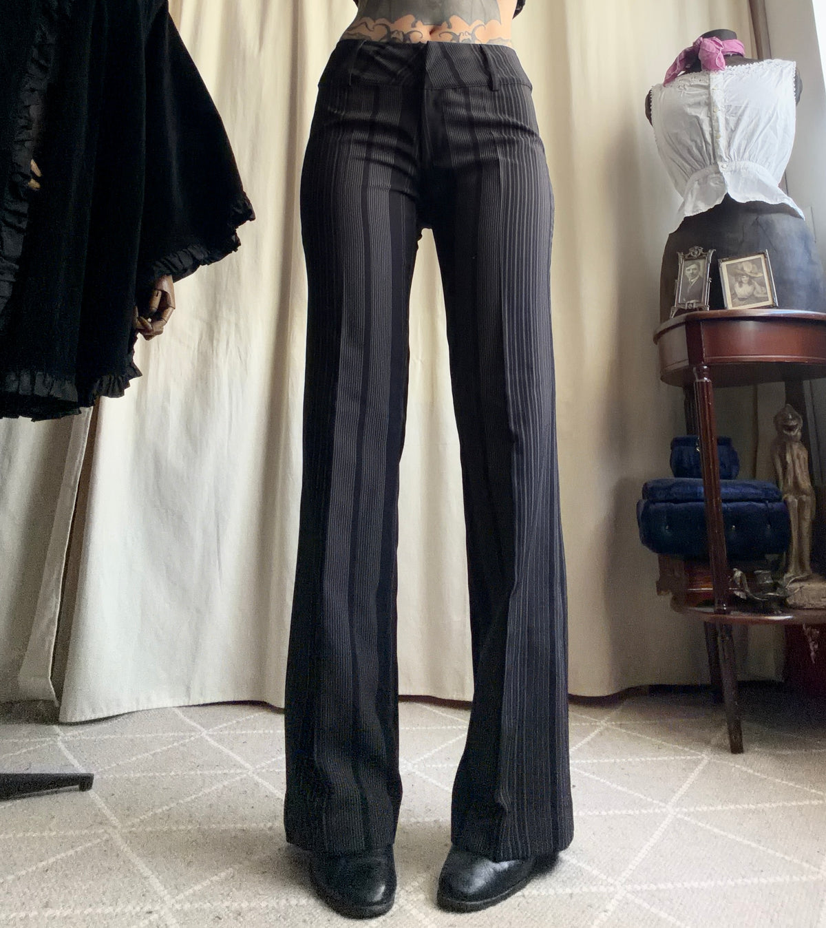 Pantalon noir à fines rayures grises coupe flare style office siren corporate goth - taille S/M