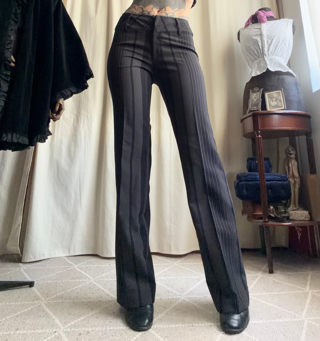 Pantalon noir à fines rayures grises coupe flare style office siren corporate goth - taille S/M