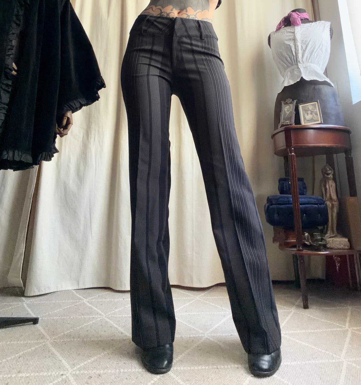 Pantalon noir à fines rayures grises coupe flare style office siren corporate goth - taille S/M