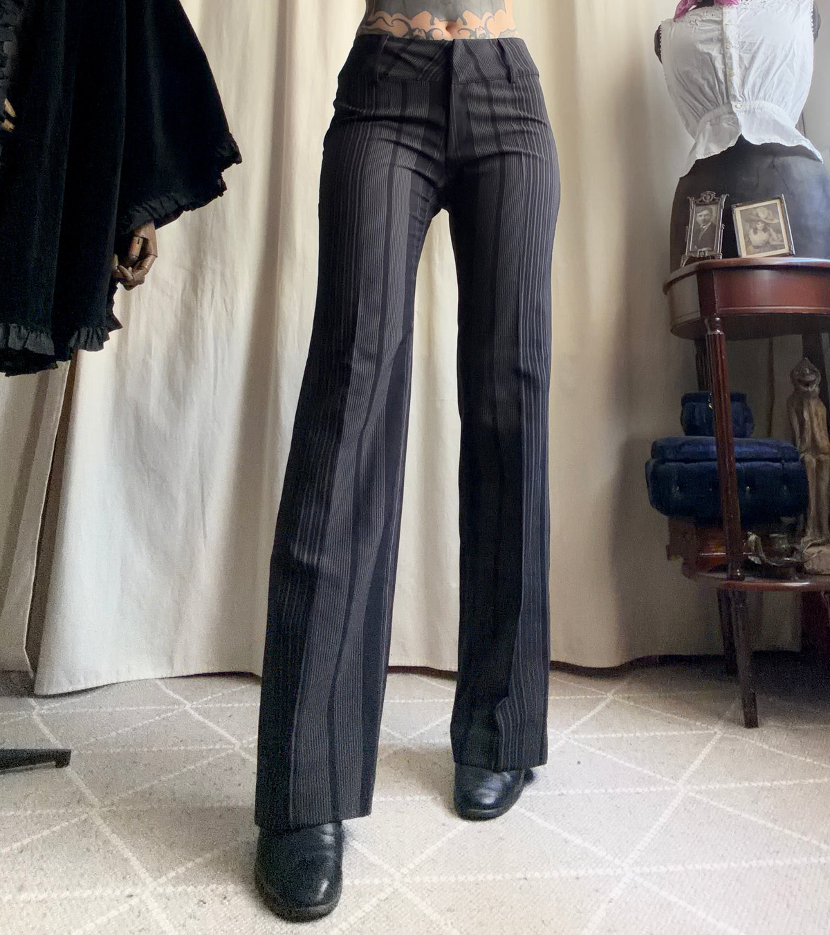 Pantalon noir à fines rayures grises coupe flare style office siren corporate goth - taille S/M