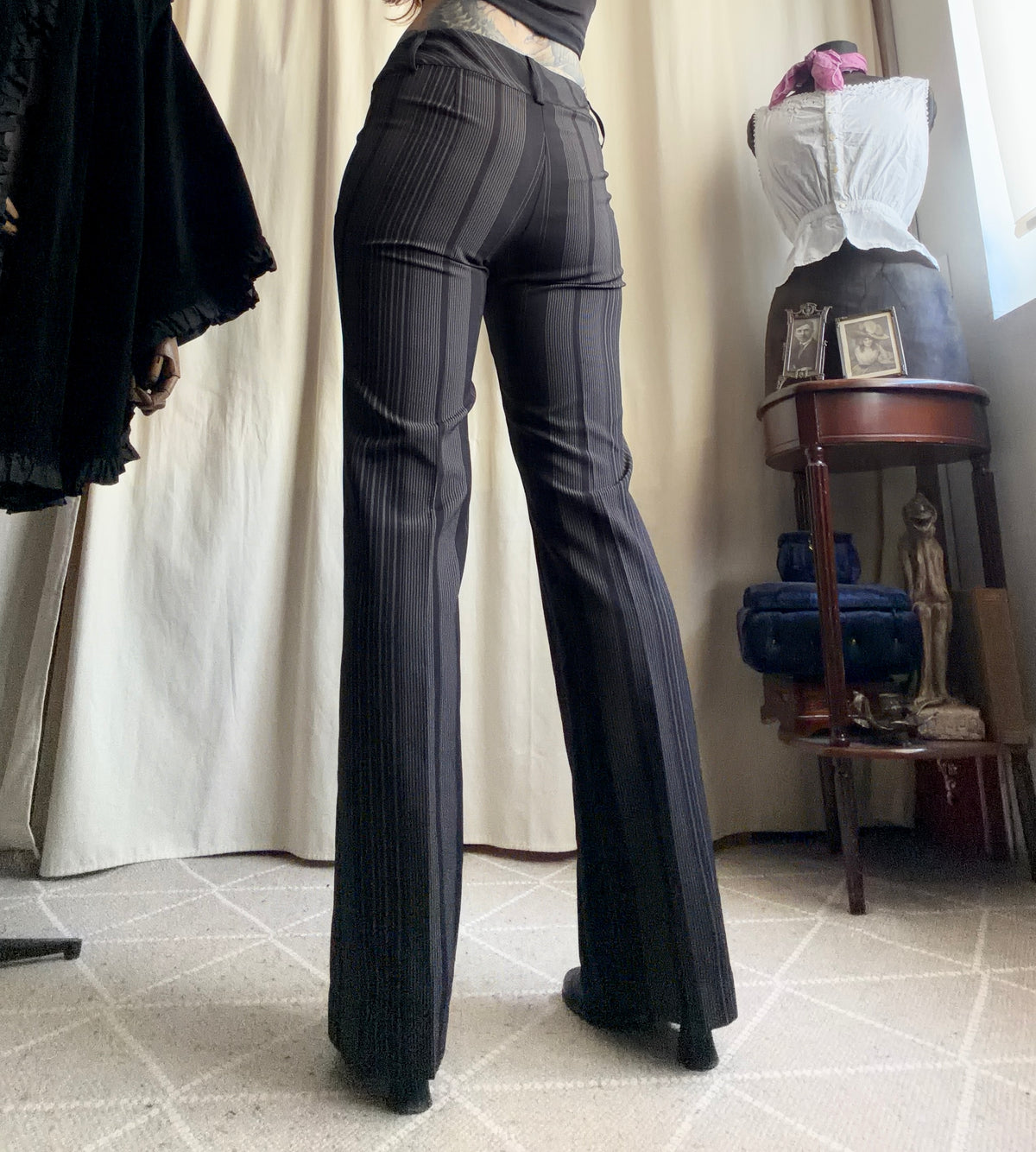 Pantalon noir à fines rayures grises coupe flare style office siren corporate goth - taille S/M