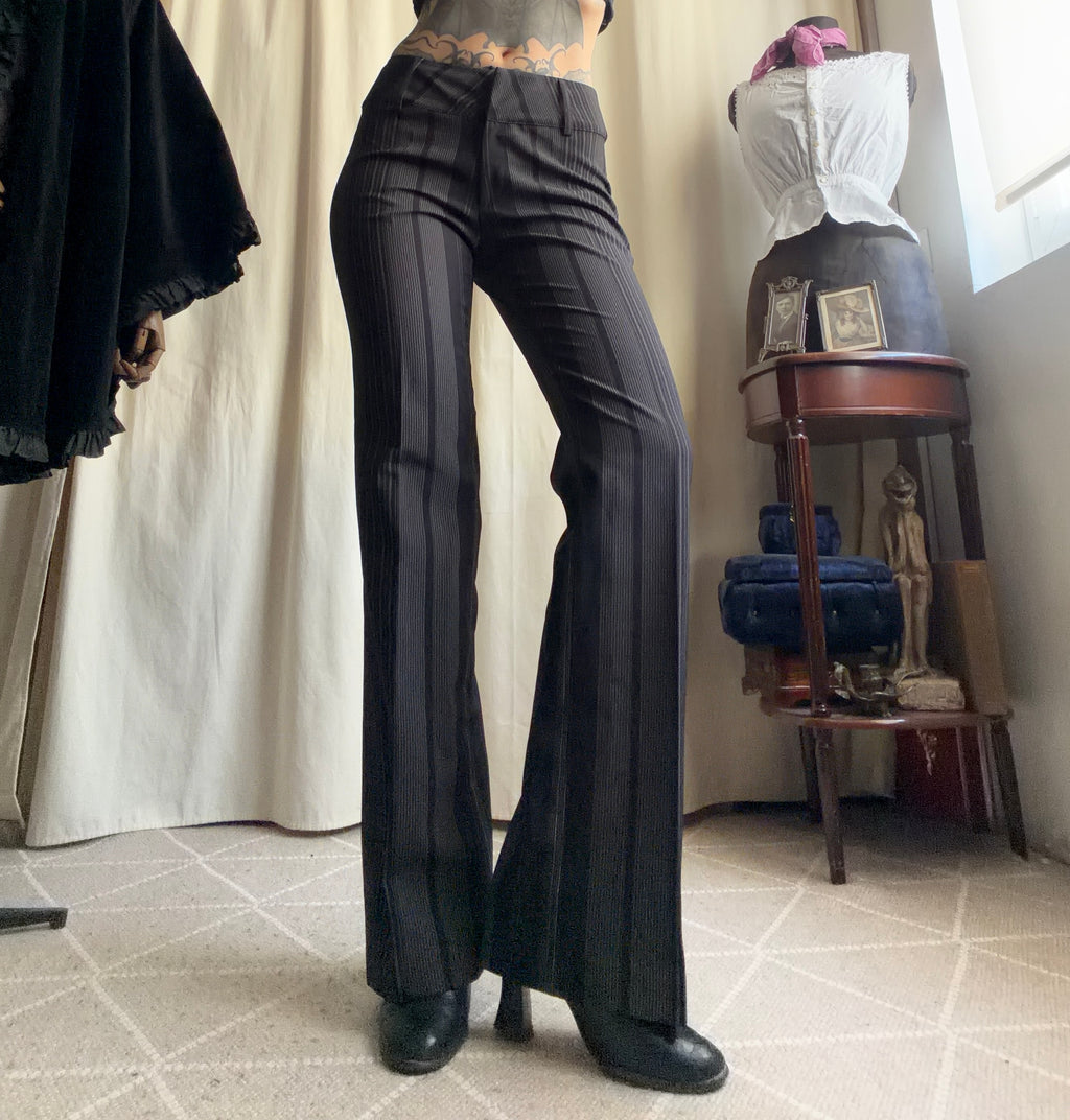Pantalon noir à fines rayures grises coupe flare style office siren corporate goth - taille S/M