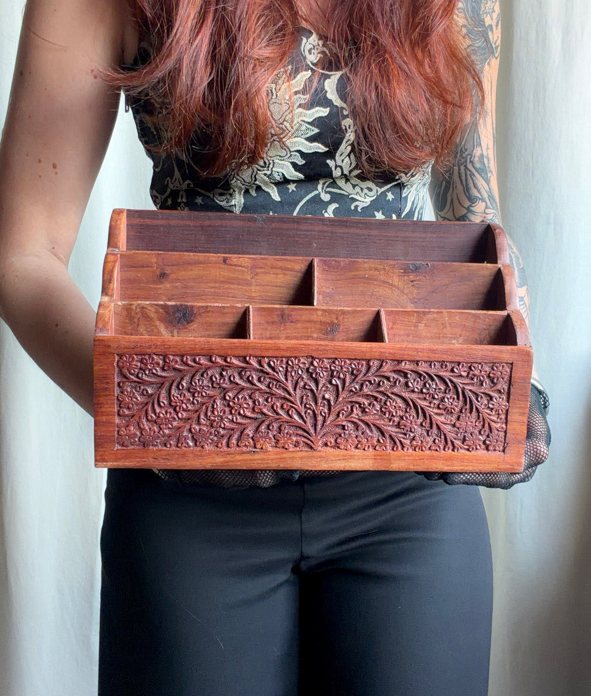 Organiseur de bureau vintage en bois sculpté ou porte-lettres décor floral ouvragé