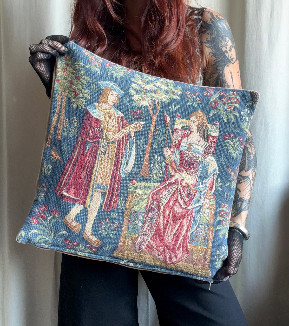 Housse de coussin tapisserie médiévale décor courtois floral style castlecore medievalcore