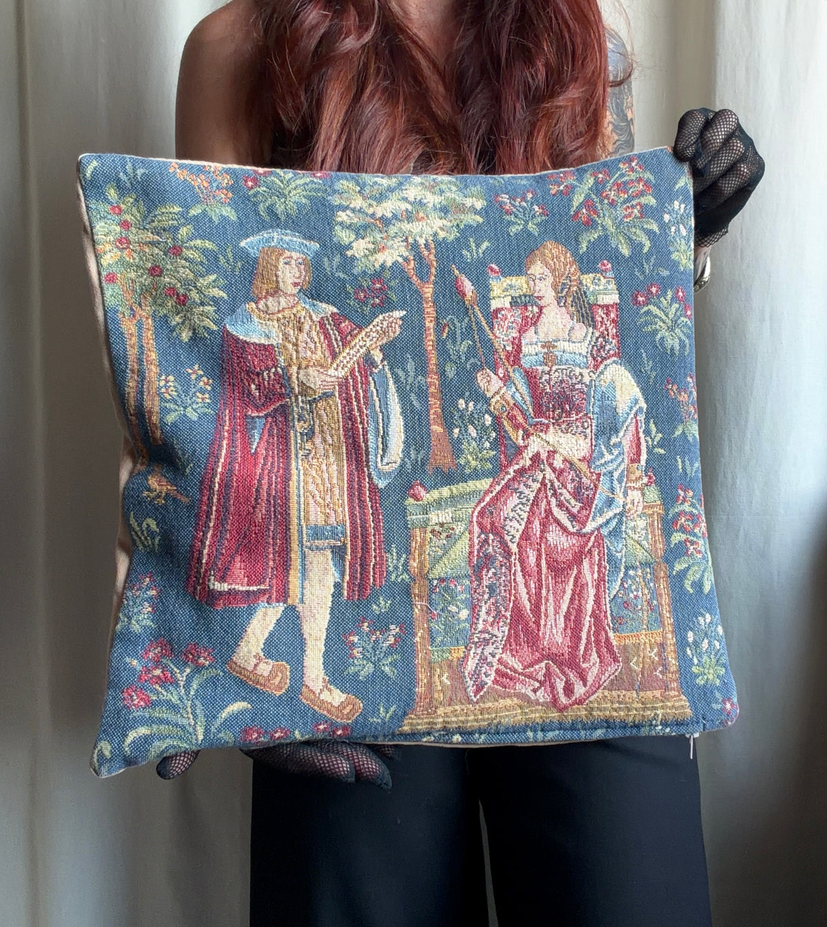 Housse de coussin tapisserie médiévale décor courtois floral style castlecore medievalcore