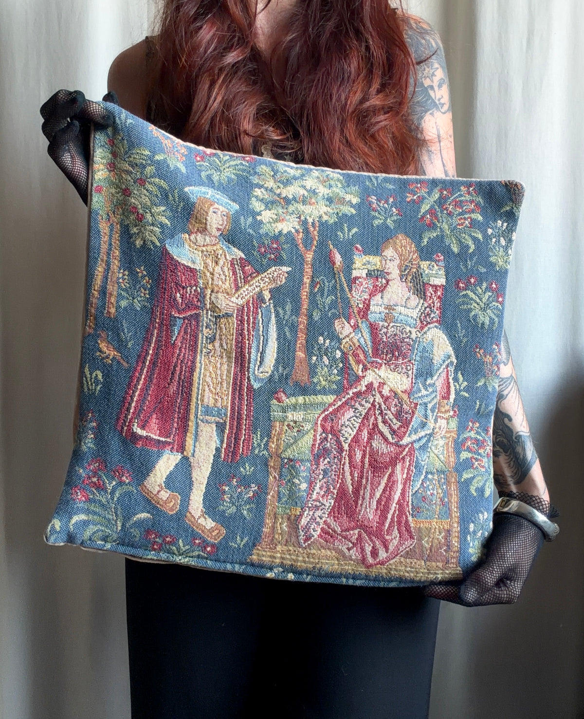 Housse de coussin tapisserie médiévale décor courtois floral style castlecore medievalcore