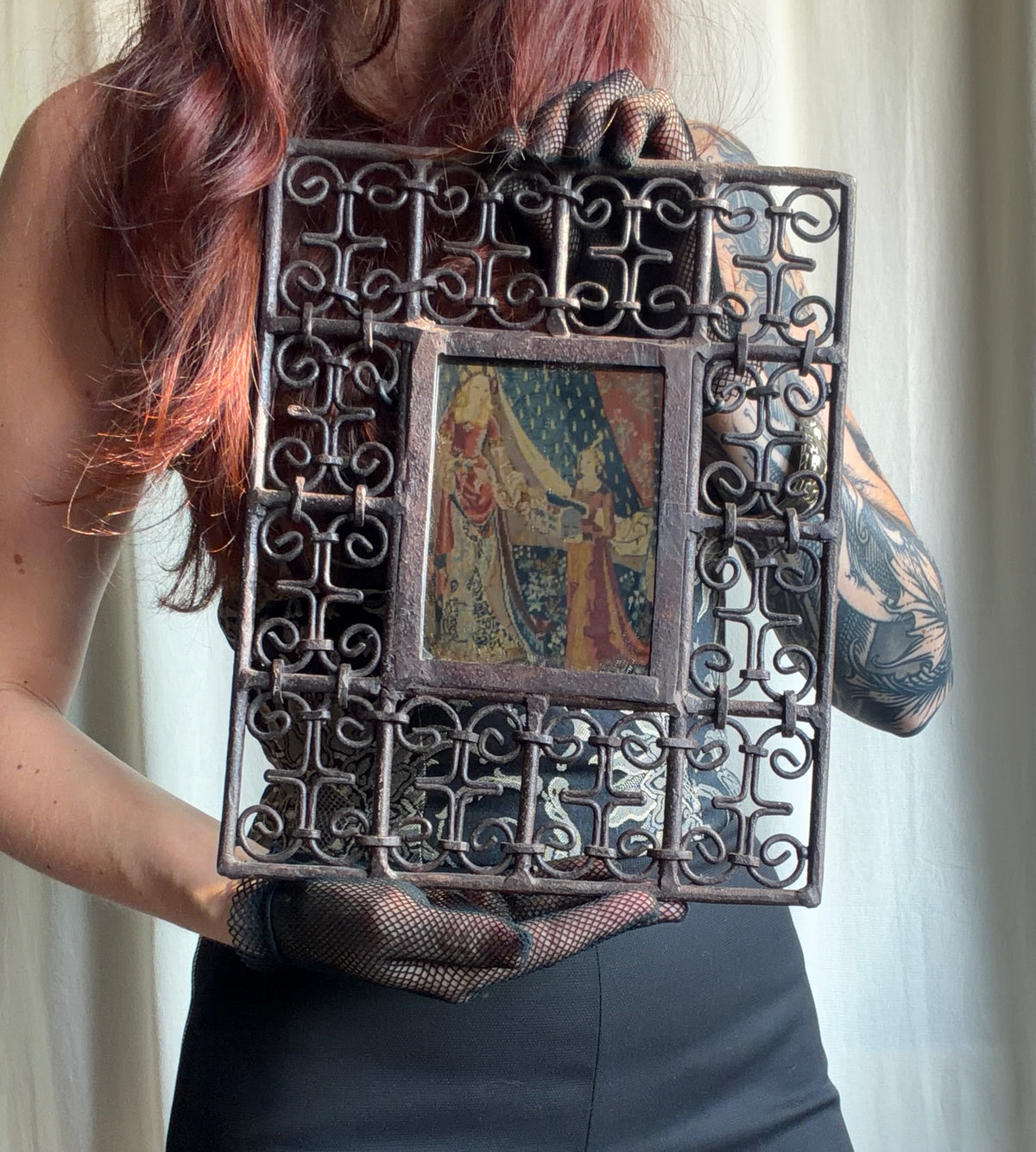 Miroir mural vintage en métal patiné ajouré à volutes décoration gothique style castlecore medievalcore