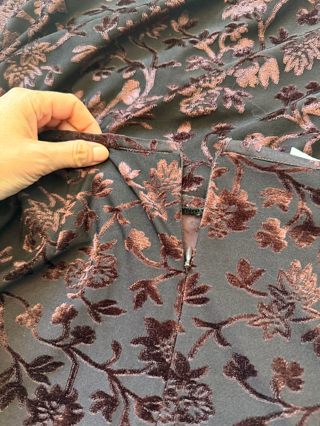 Jupe longue noire avec fleurs marron en velours dévoré – taille M