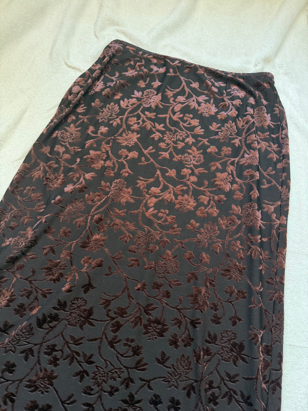Jupe longue noire avec fleurs marron en velours dévoré – taille M
