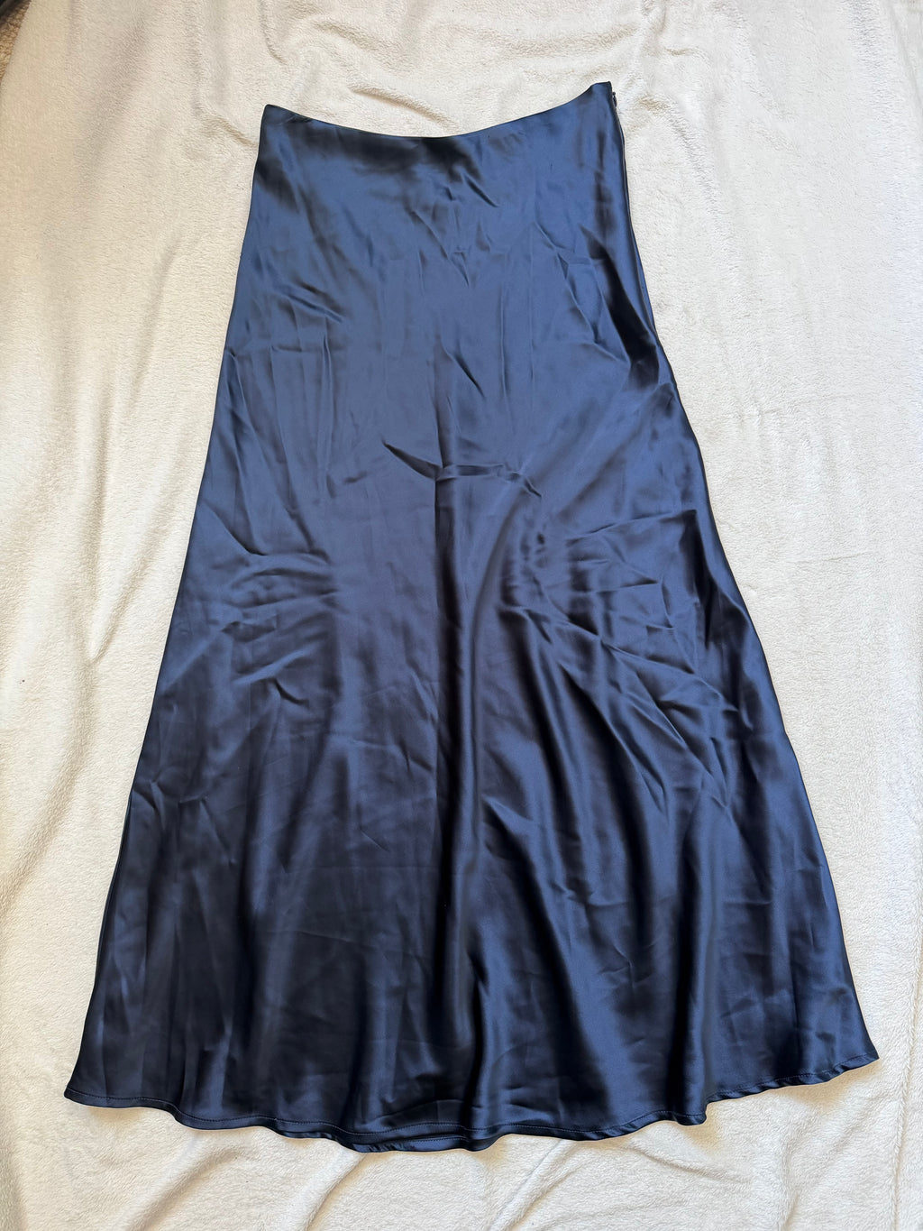 Jupe longue satinée bleu nuit fluide et évasée  – taille S