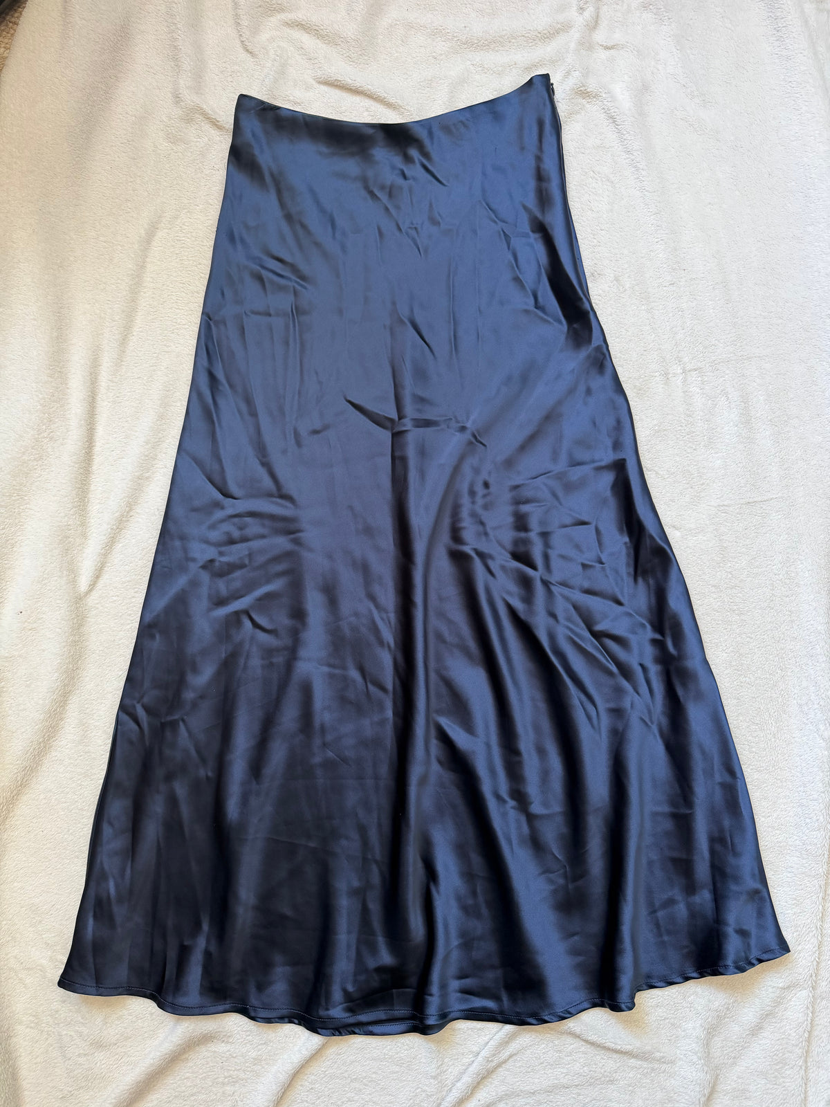 Jupe longue satinée bleu nuit fluide et évasée  – taille S