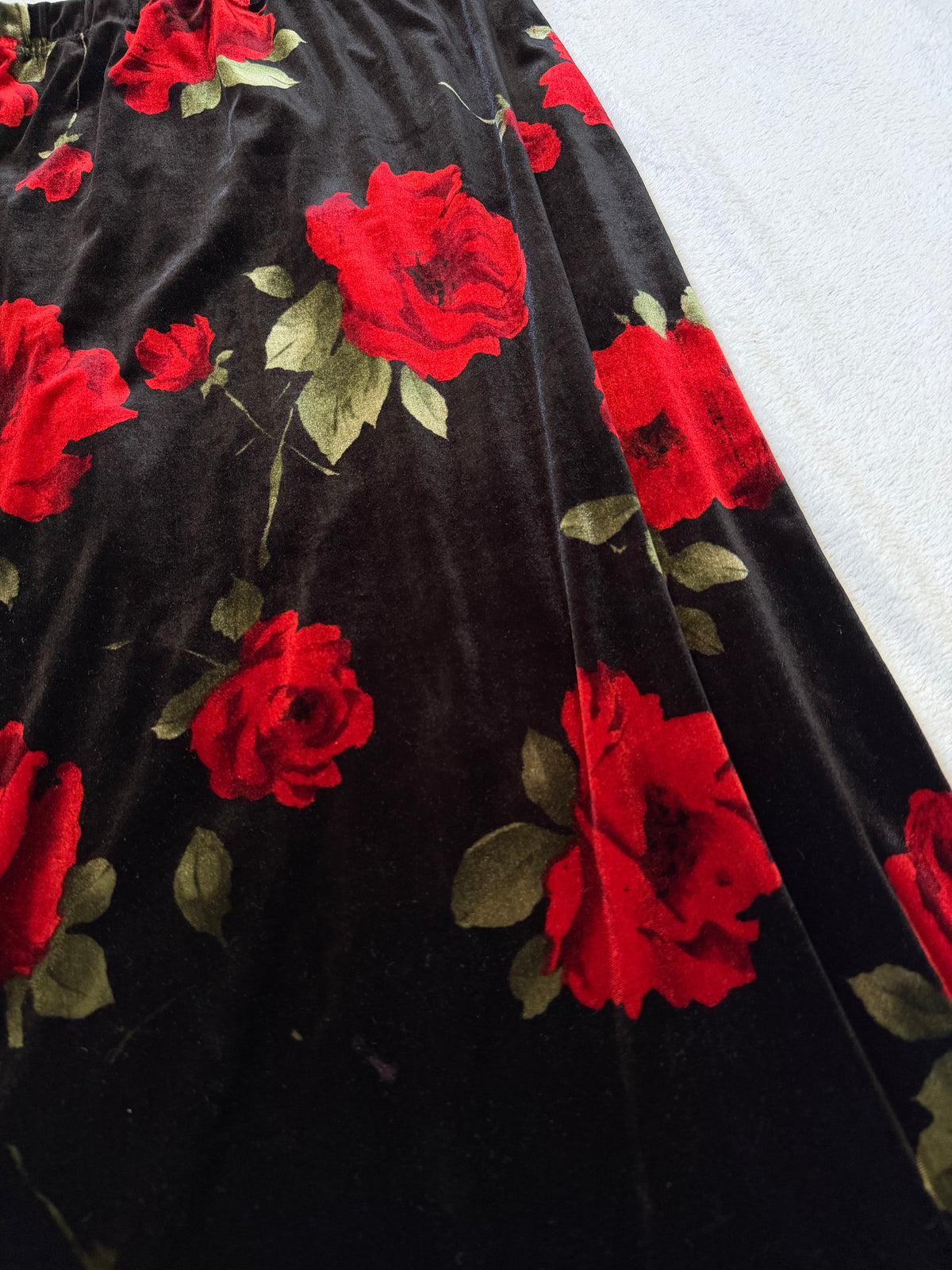 Jupe maxi noire en velours à roses rouges style whimsigoth - taille S