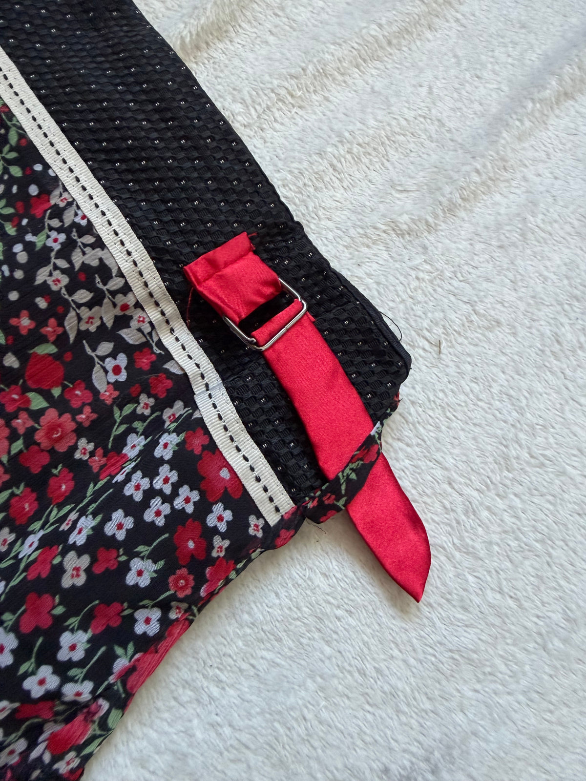 Jupe noire fleurie à volants et nœuds rouges - taille S/M