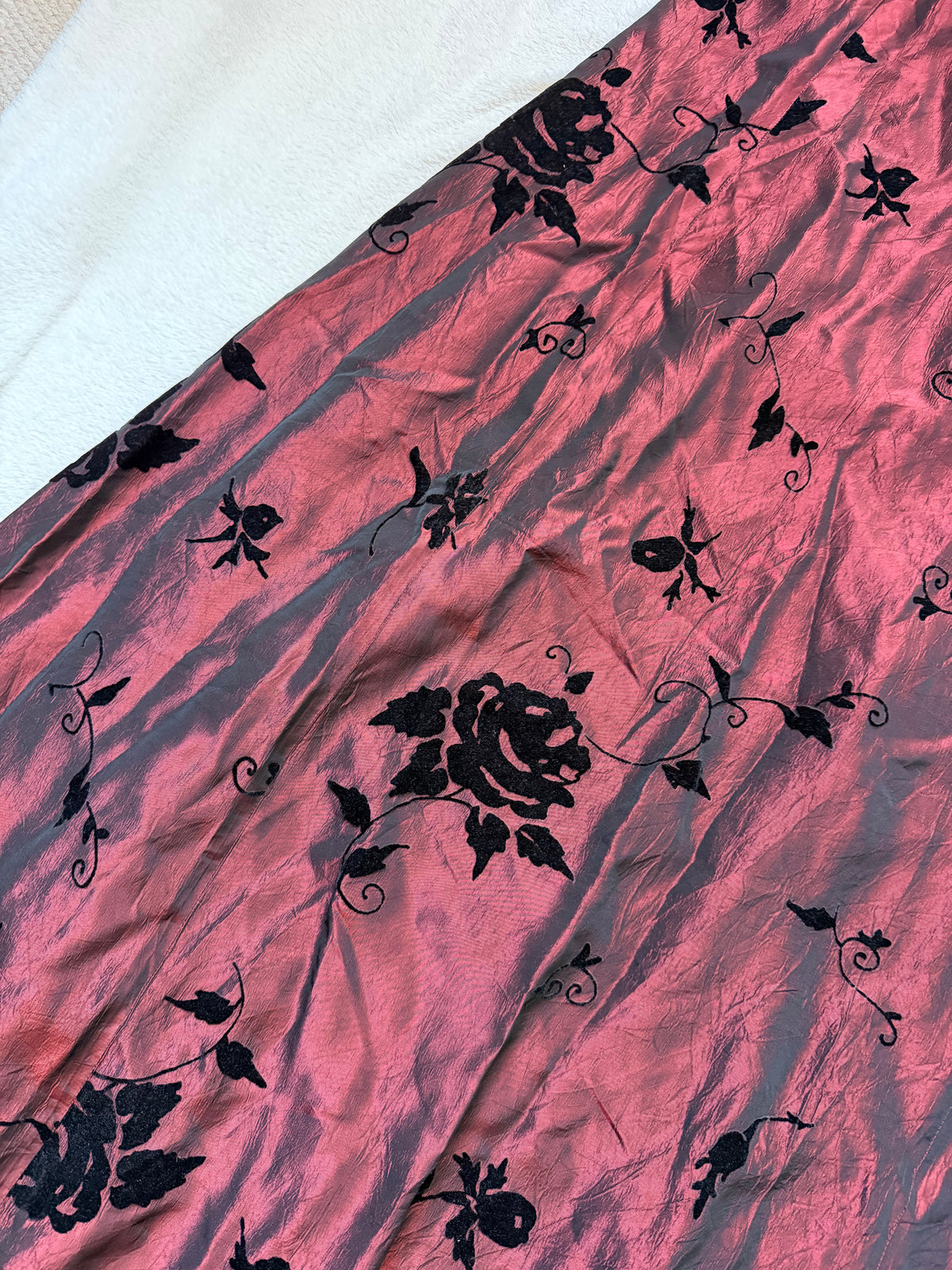 Jupe longue bordeaux à roses noires style vampy goth 90s – taille S