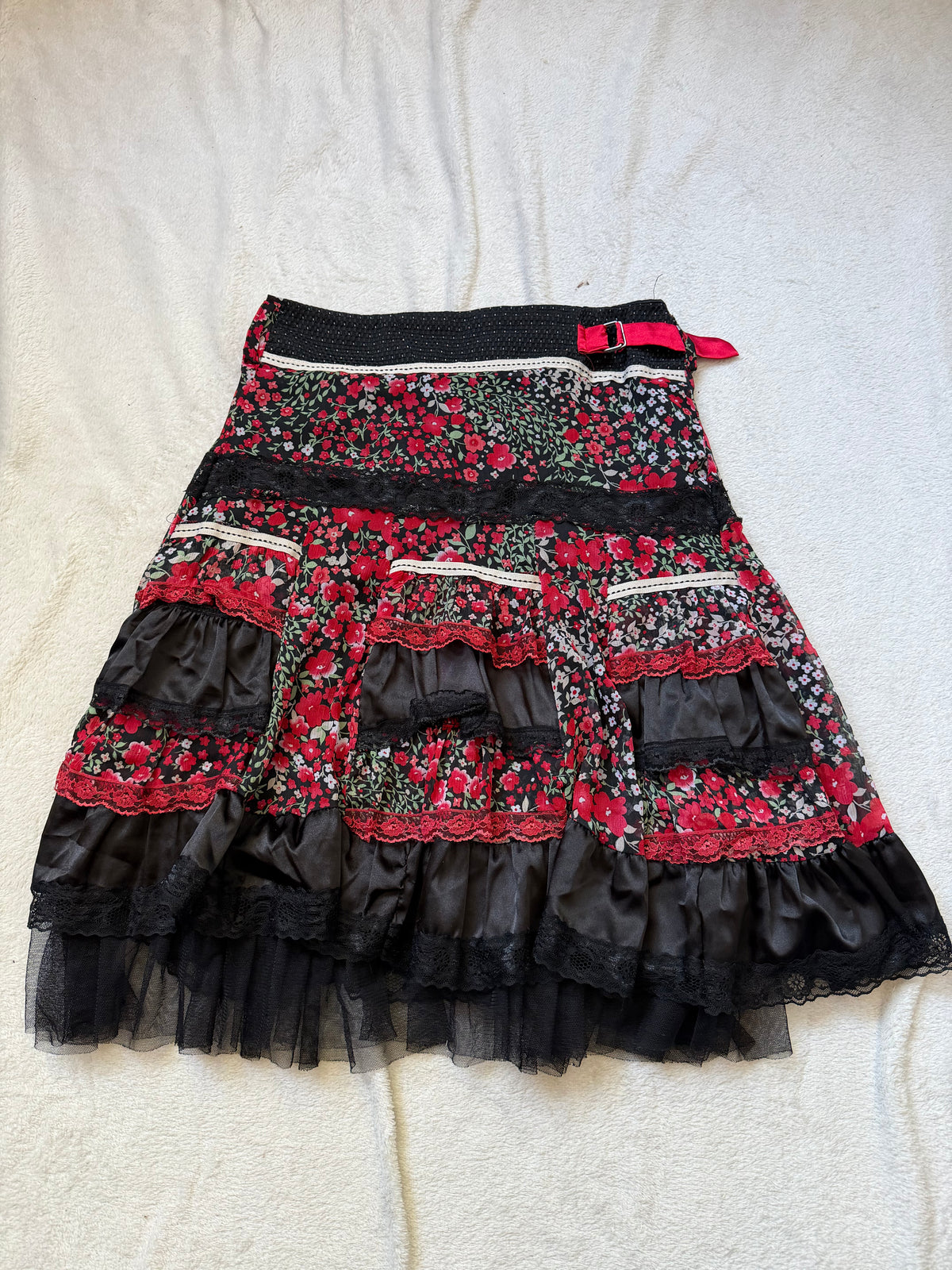Jupe noire fleurie à volants et nœuds rouges - taille S/M
