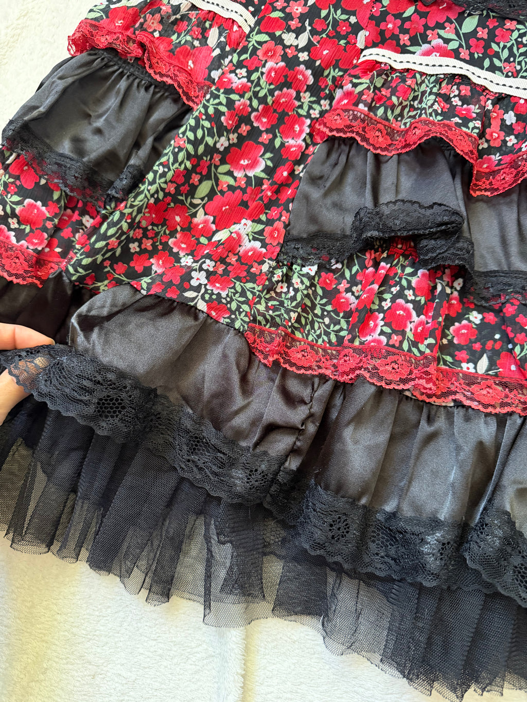 Jupe noire fleurie à volants et nœuds rouges - taille S/M