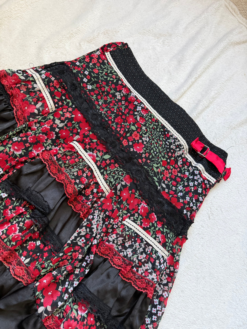 Jupe noire fleurie à volants et nœuds rouges - taille S/M