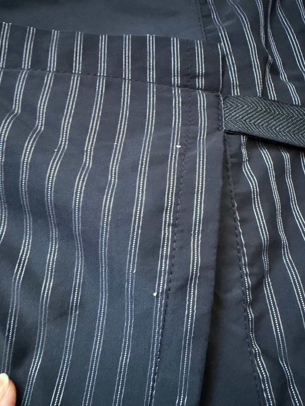 Jupe noire portefeuille rayée à anneaux métalliques style avant garde goth - taille M/L