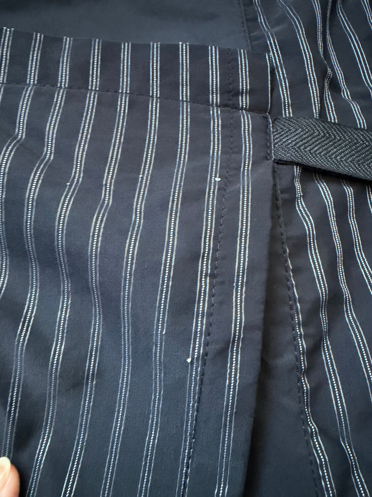 Jupe noire portefeuille rayée à anneaux métalliques style avant garde goth - taille M/L