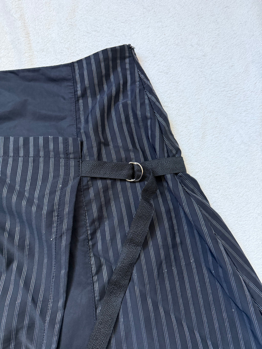 Jupe noire portefeuille rayée à anneaux métalliques style avant garde goth - taille M/L