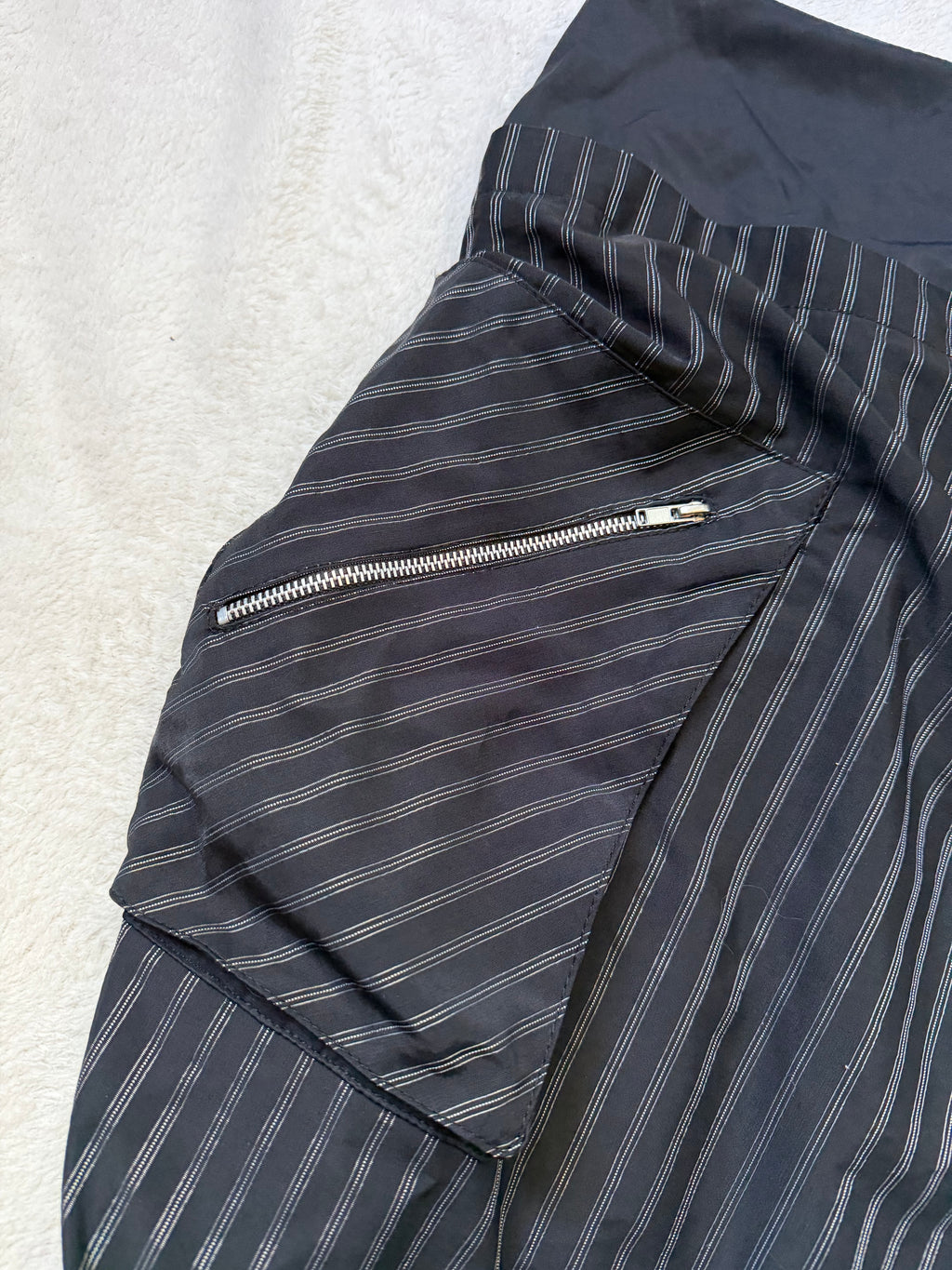 Jupe noire portefeuille rayée à anneaux métalliques style avant garde goth - taille M/L