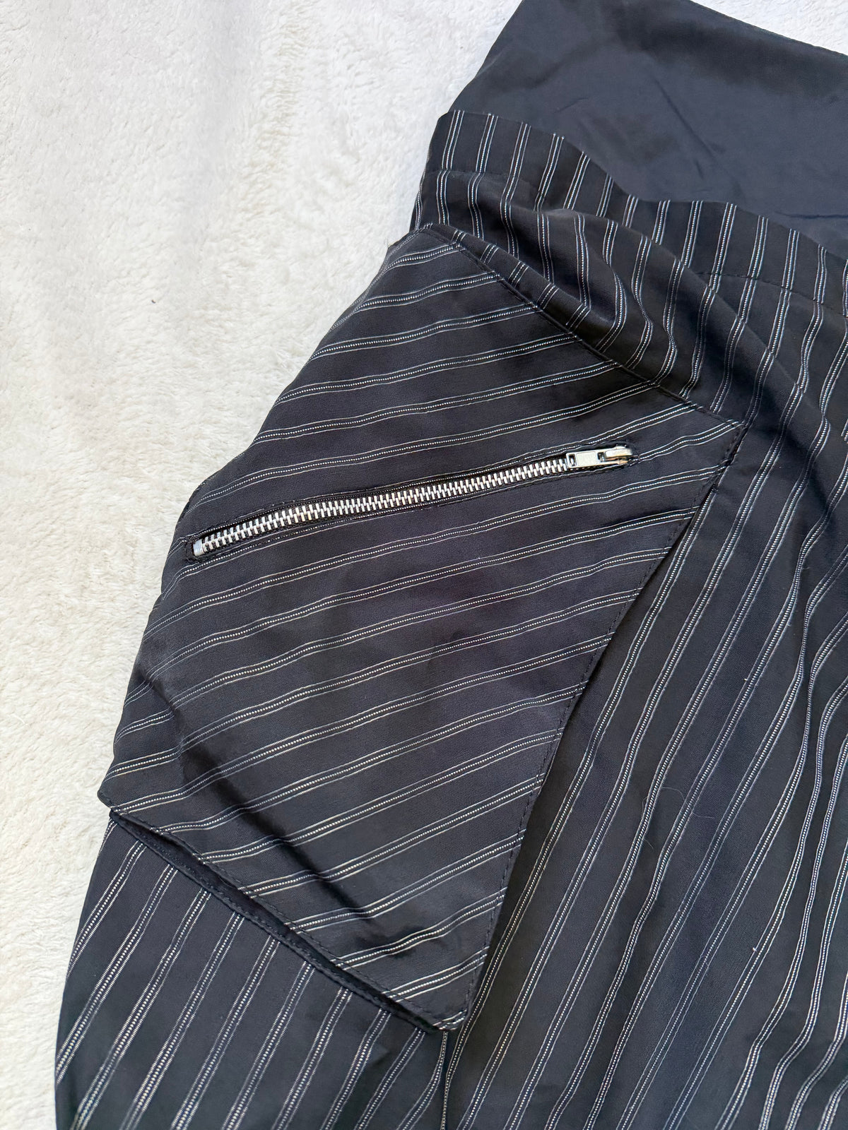 Jupe noire portefeuille rayée à anneaux métalliques style avant garde goth - taille M/L