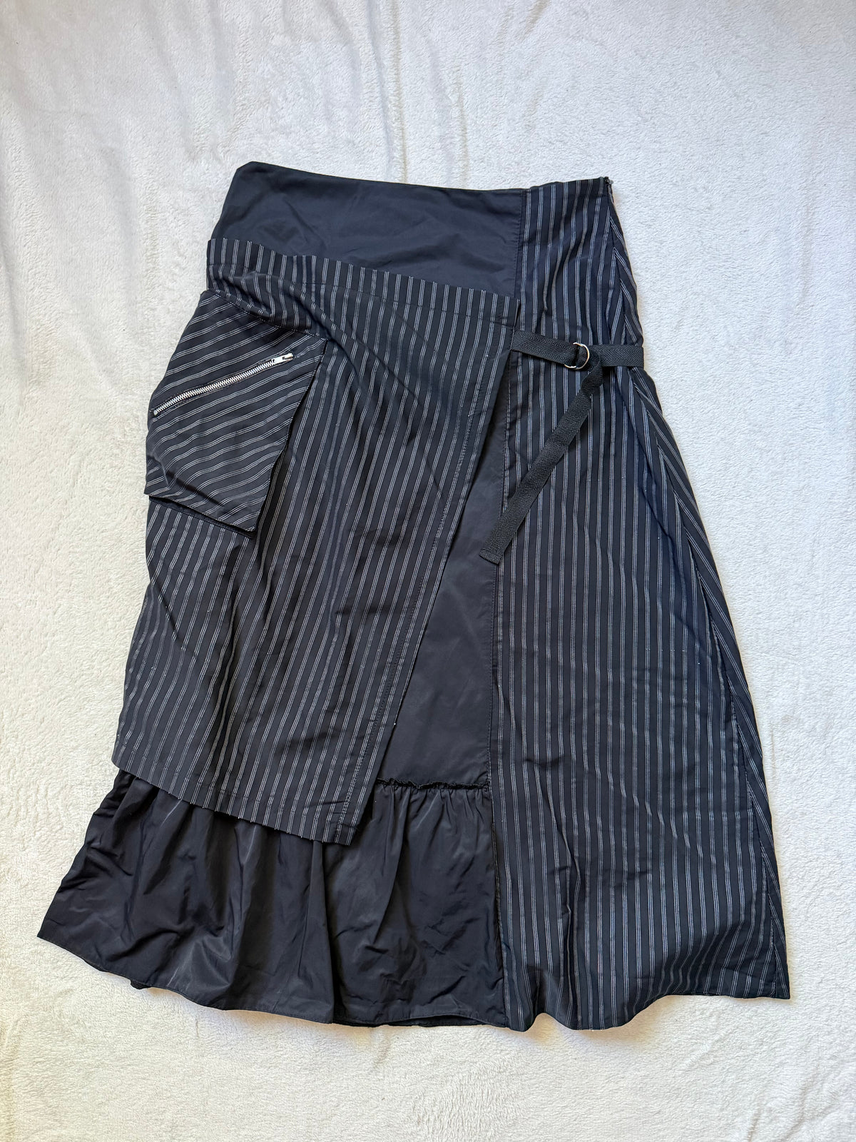 Jupe noire portefeuille rayée à anneaux métalliques style avant garde goth - taille M/L