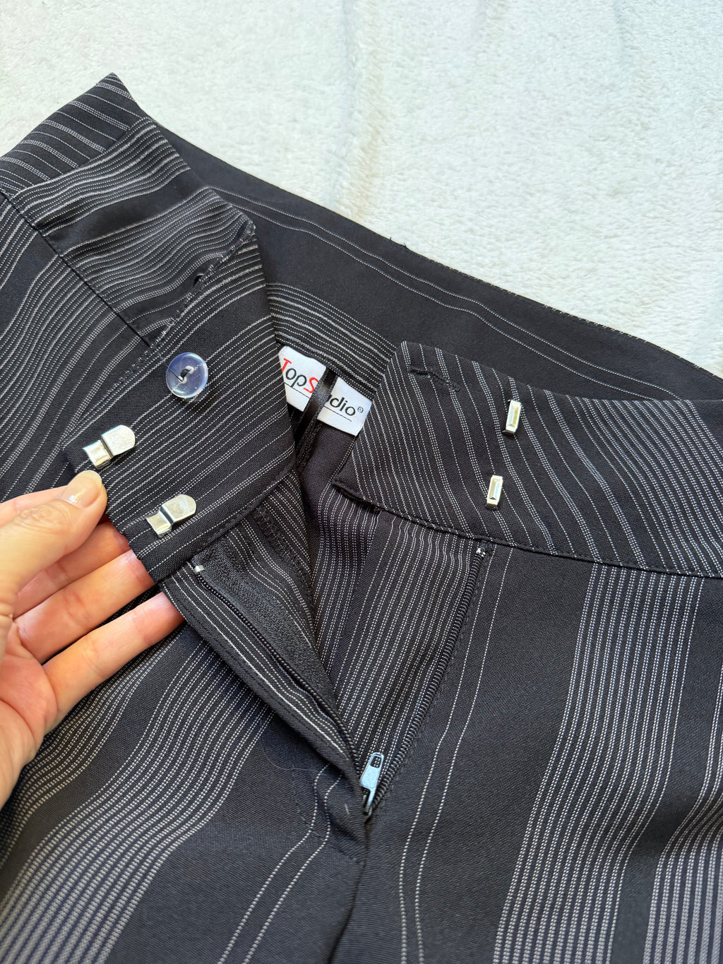Pantalon noir à fines rayures grises coupe flare style office siren corporate goth - taille S/M