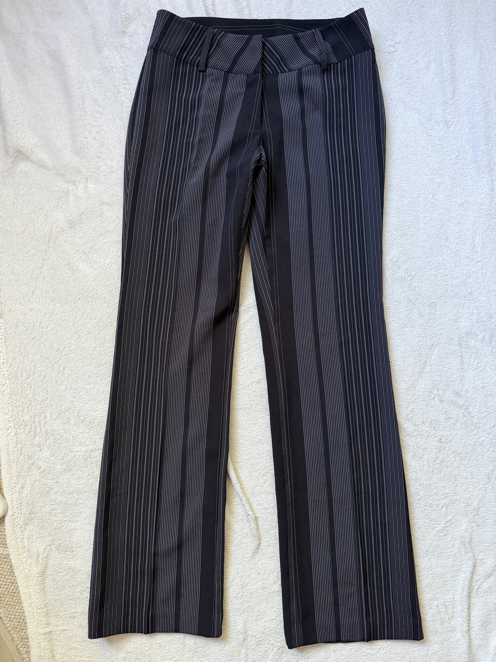 Pantalon noir à fines rayures grises coupe flare style office siren corporate goth - taille S/M