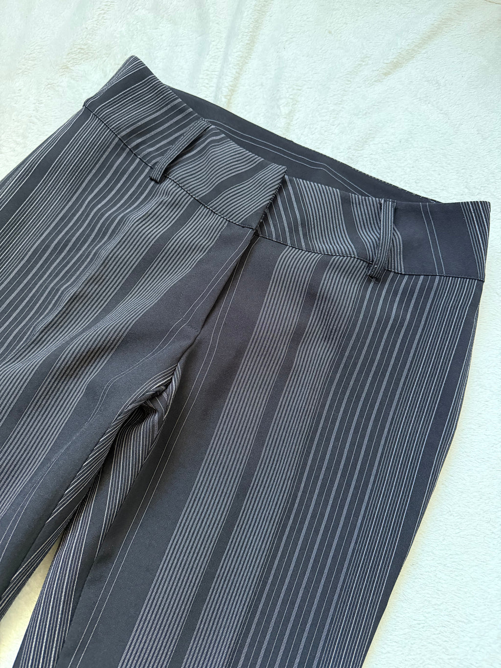 Pantalon noir à fines rayures grises coupe flare style office siren corporate goth - taille S/M