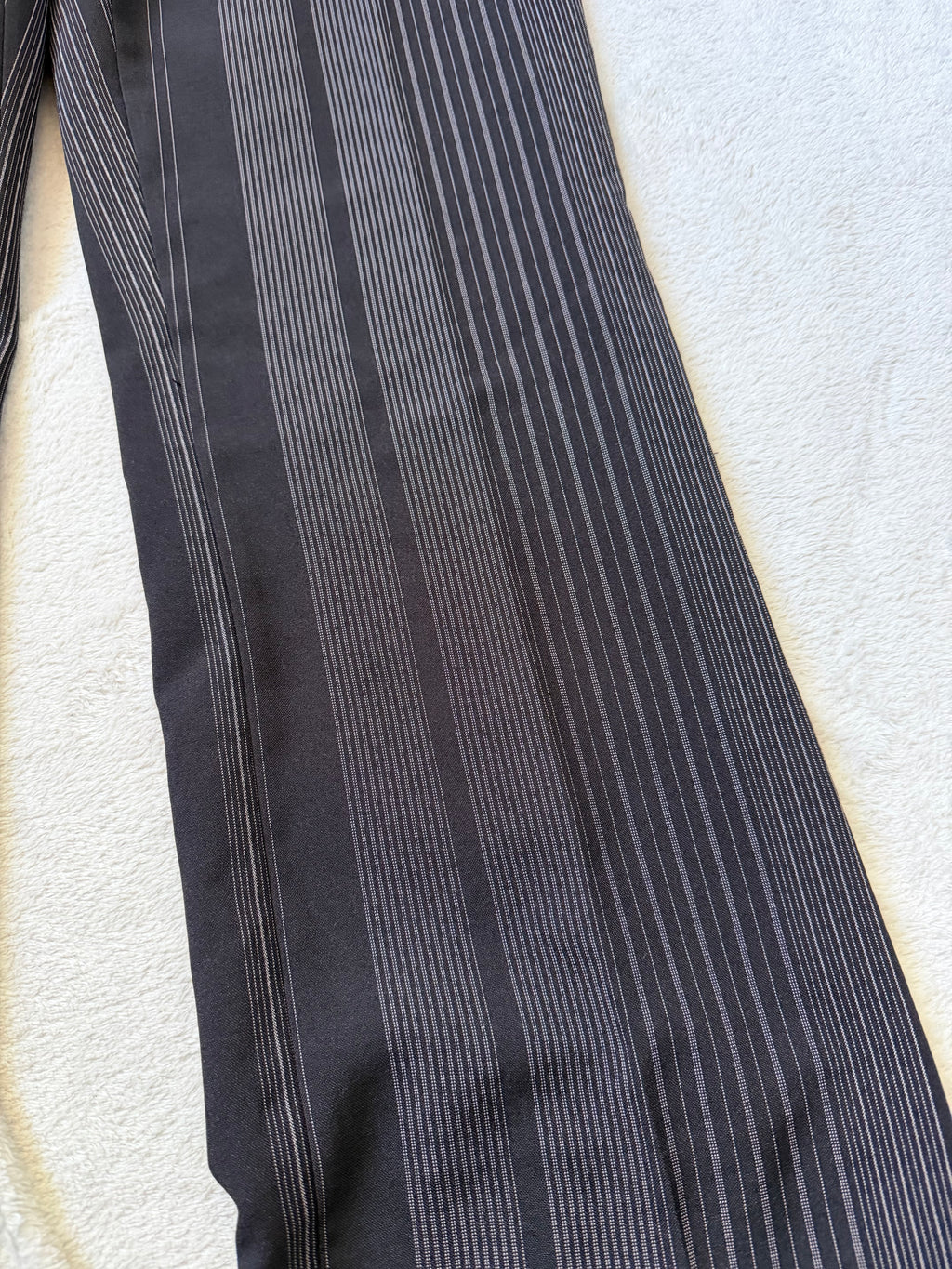 Pantalon noir à fines rayures grises coupe flare style office siren corporate goth - taille S/M