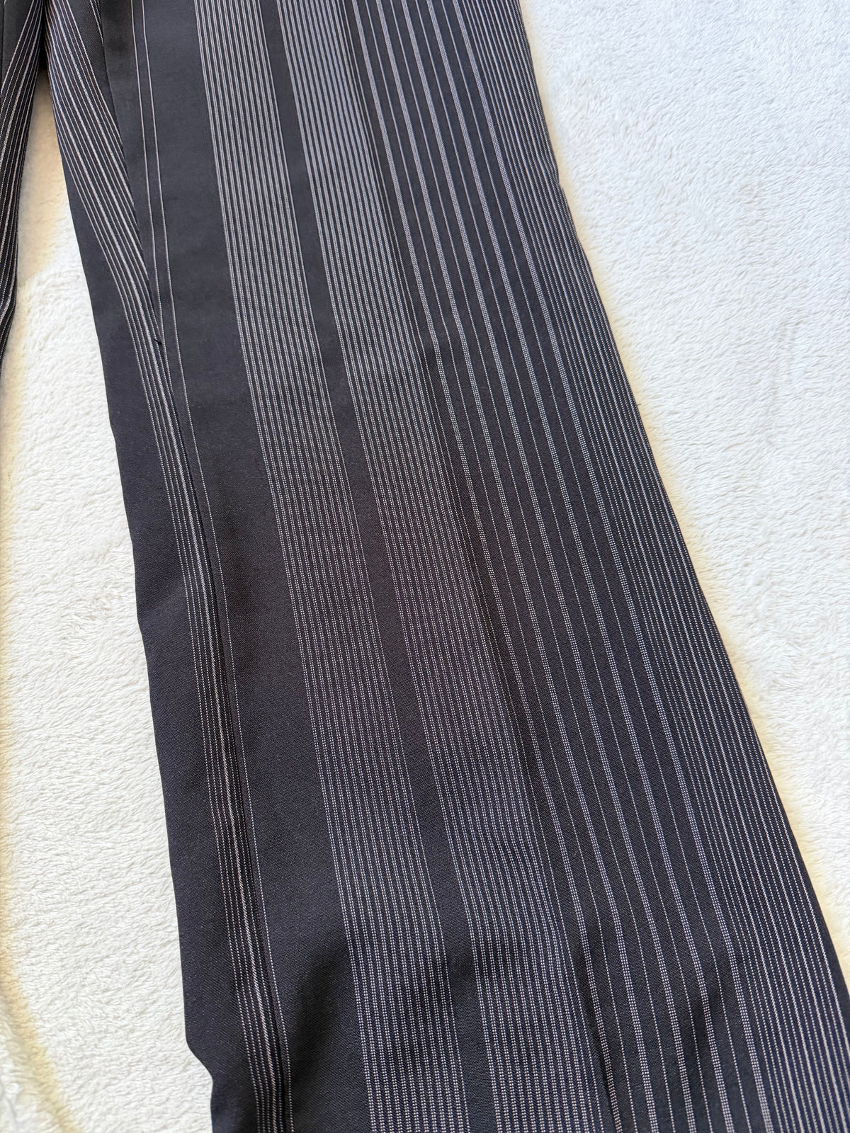 Pantalon noir à fines rayures grises coupe flare style office siren corporate goth - taille S/M