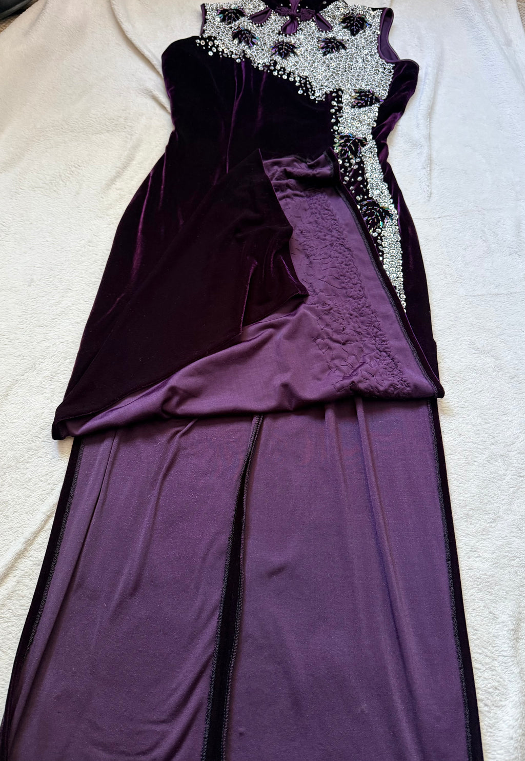 Long purple velvet dress with embroidered sequins and mandarin collar – size M/L