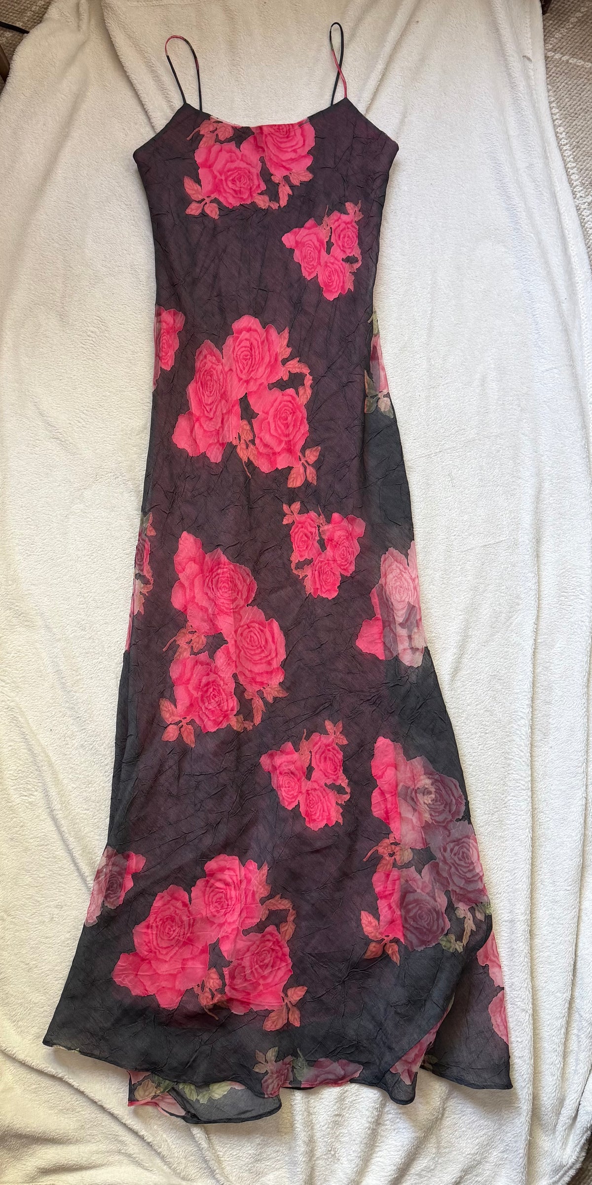 Robe longue grise avec des motifs roses et fines bretelles – taille M