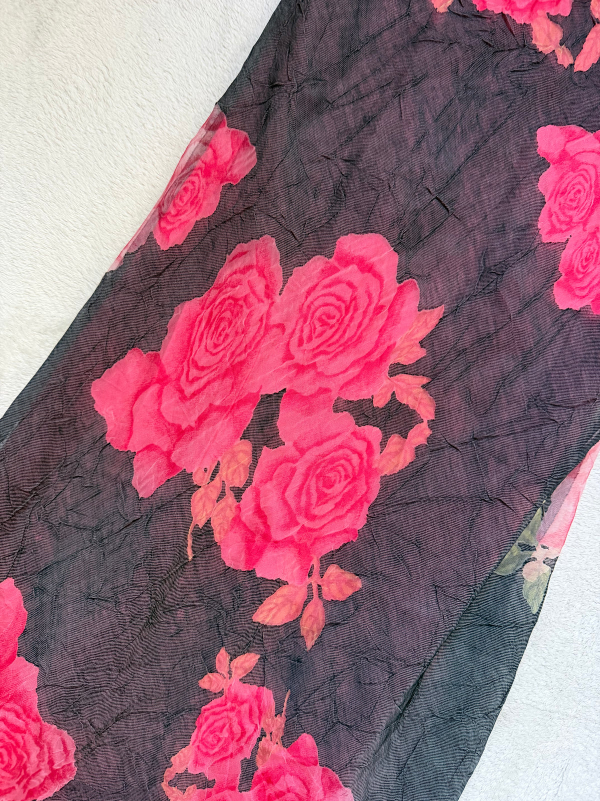 Robe longue grise avec des motifs roses et fines bretelles – taille M