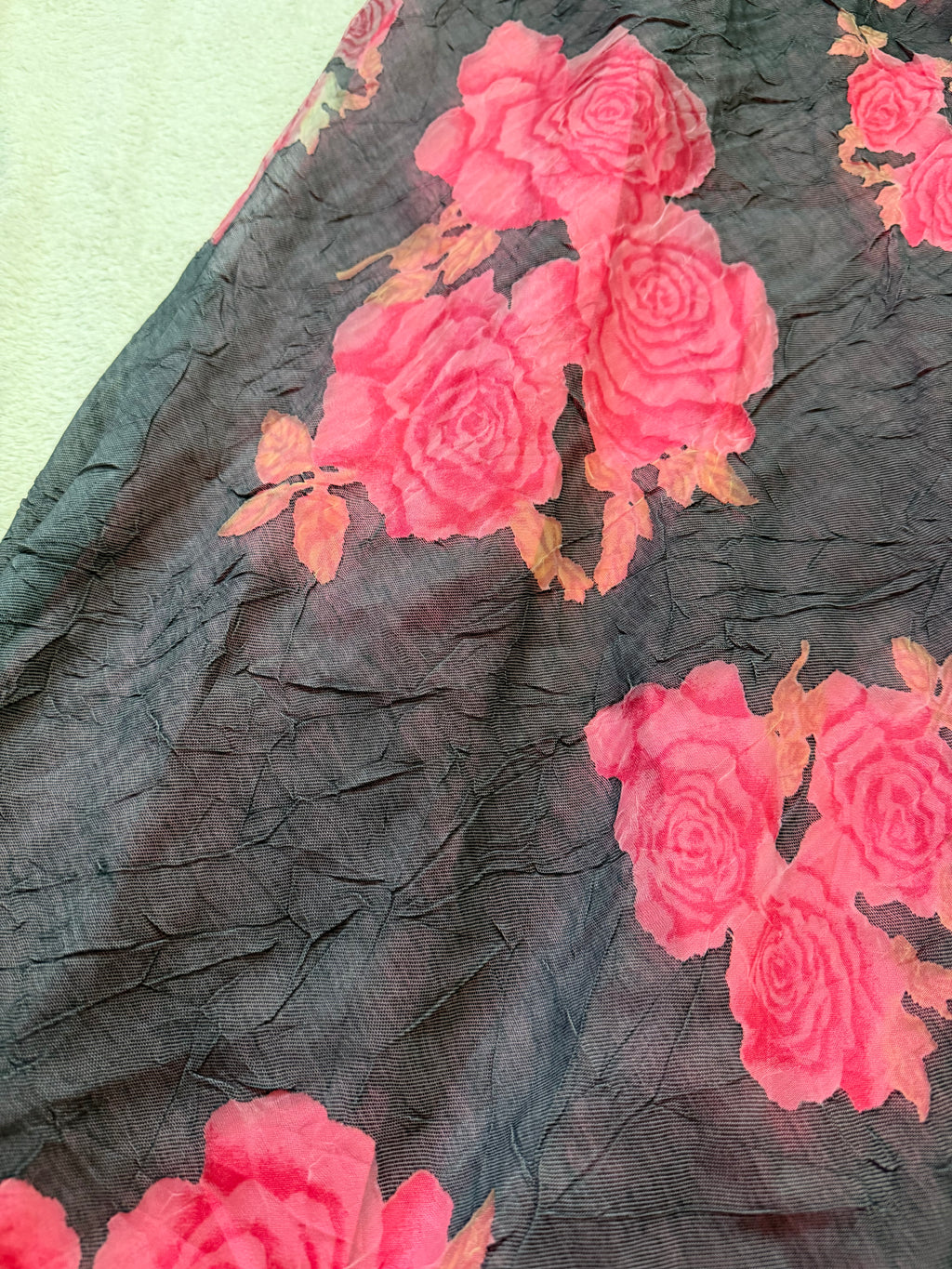 Robe longue grise avec des motifs roses et fines bretelles – taille M