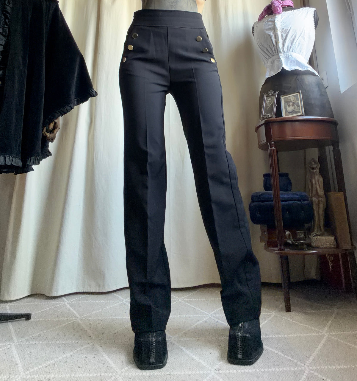 Pantalon noir taille haute à boutons dorés style office siren corporate goth - taille S
