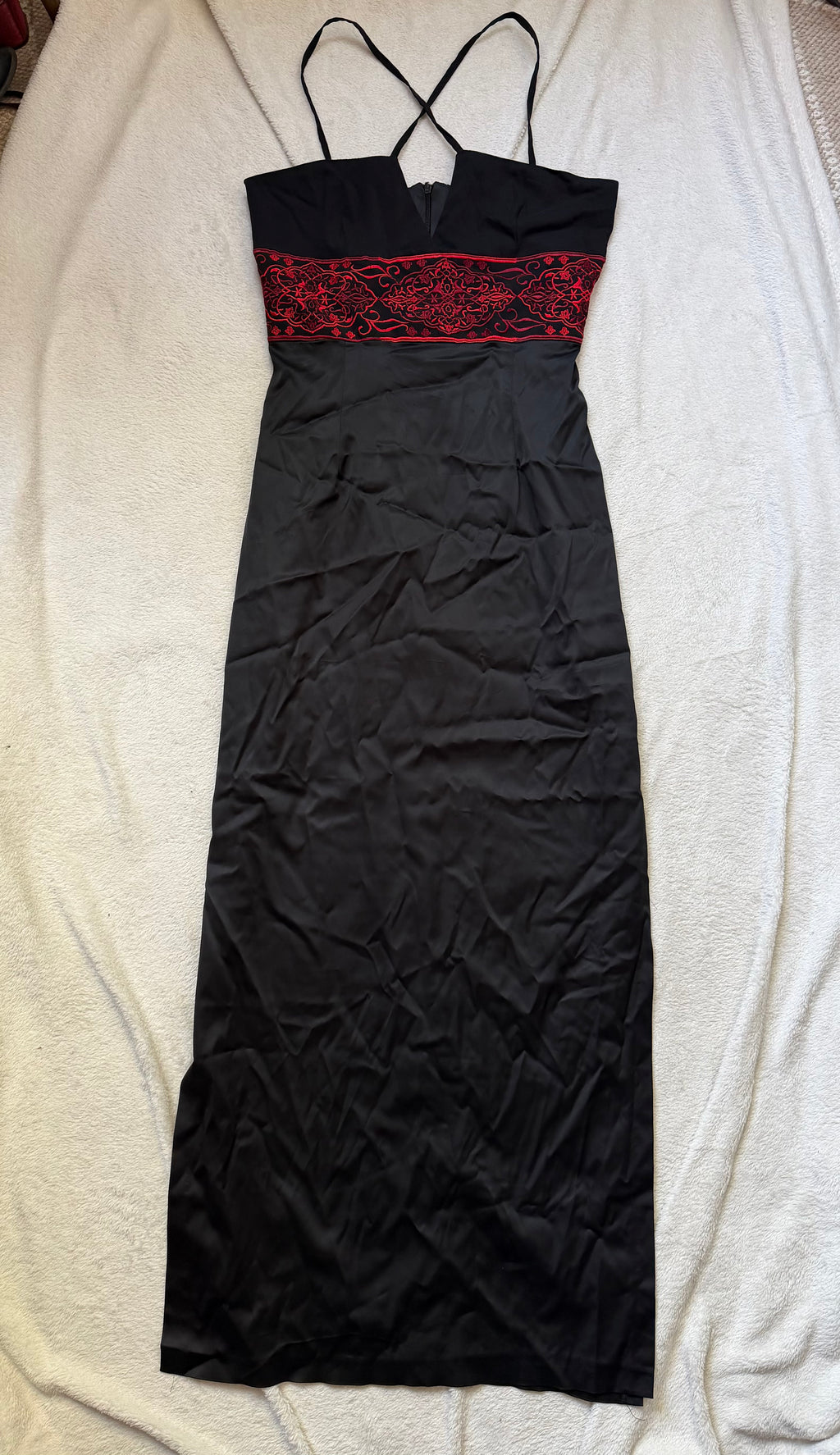 Robe longue satin noir broderies rouges sous poitrine – vampire goth 90s Y2K – taille S
