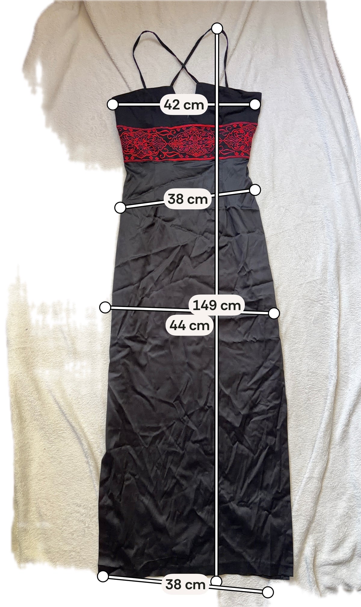 Robe longue satin noir broderies rouges sous poitrine – vampire goth 90s Y2K – taille S