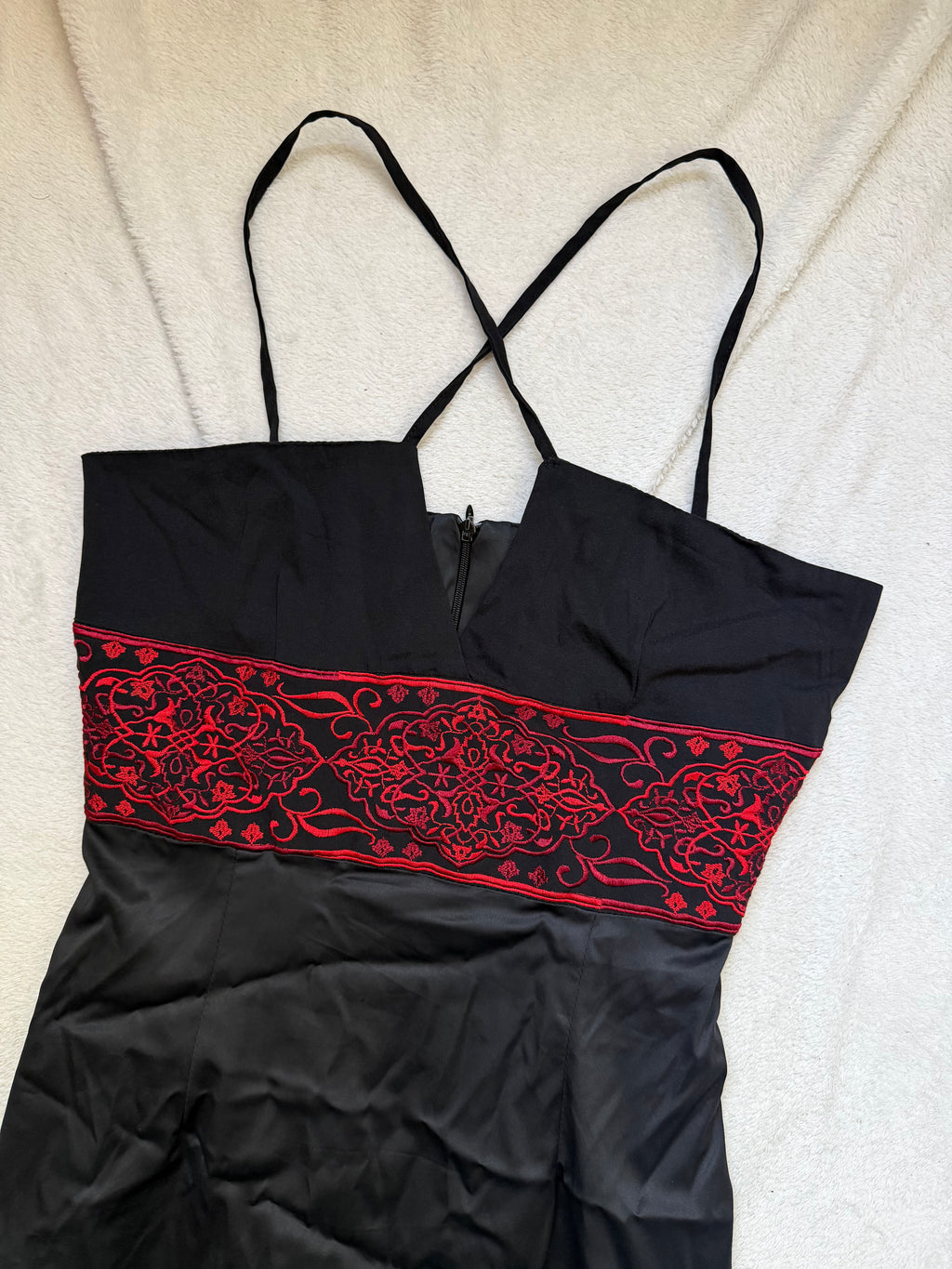 Robe longue satin noir broderies rouges sous poitrine – vampire goth 90s Y2K – taille S